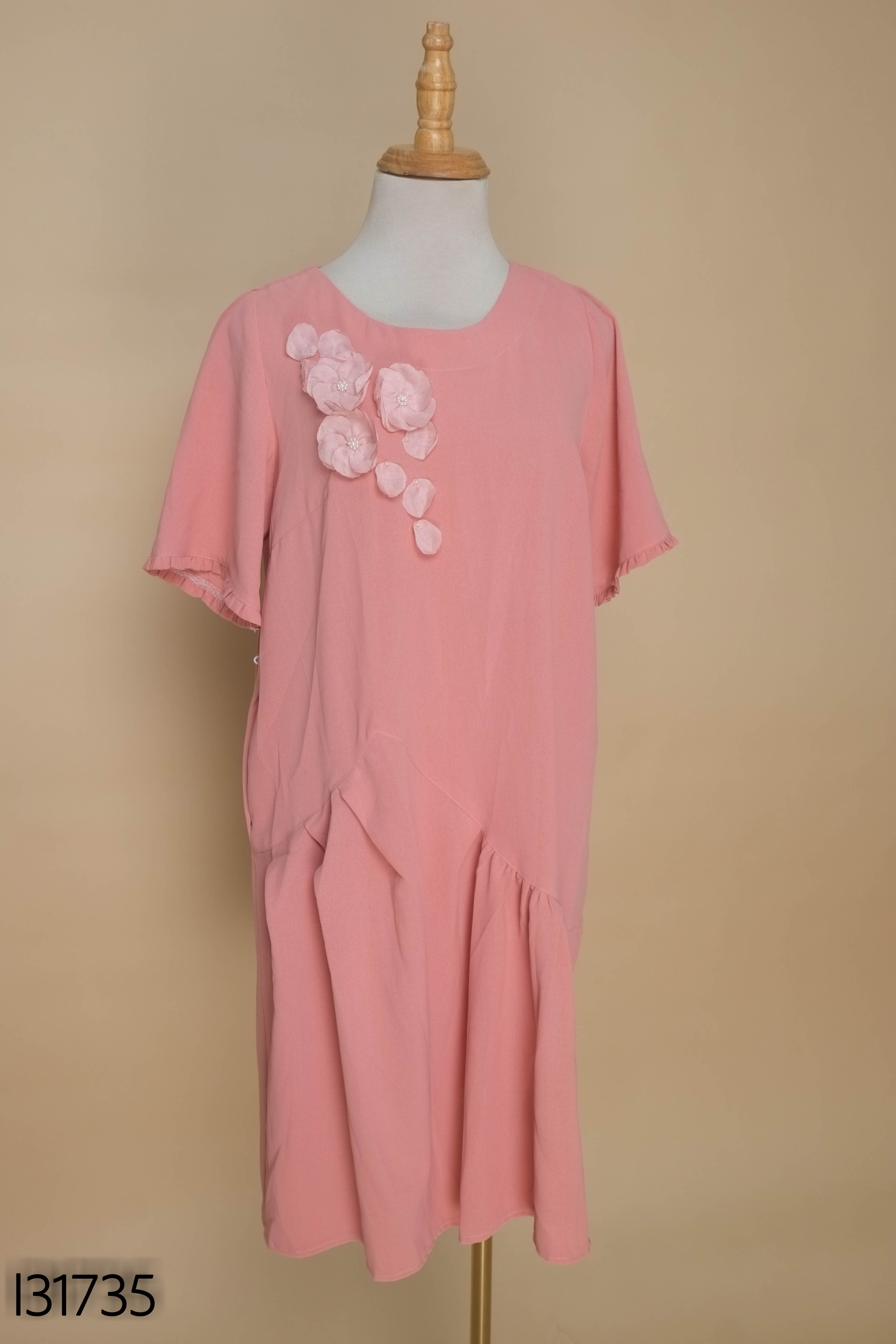 Váy hồng đính hoa dáng suông