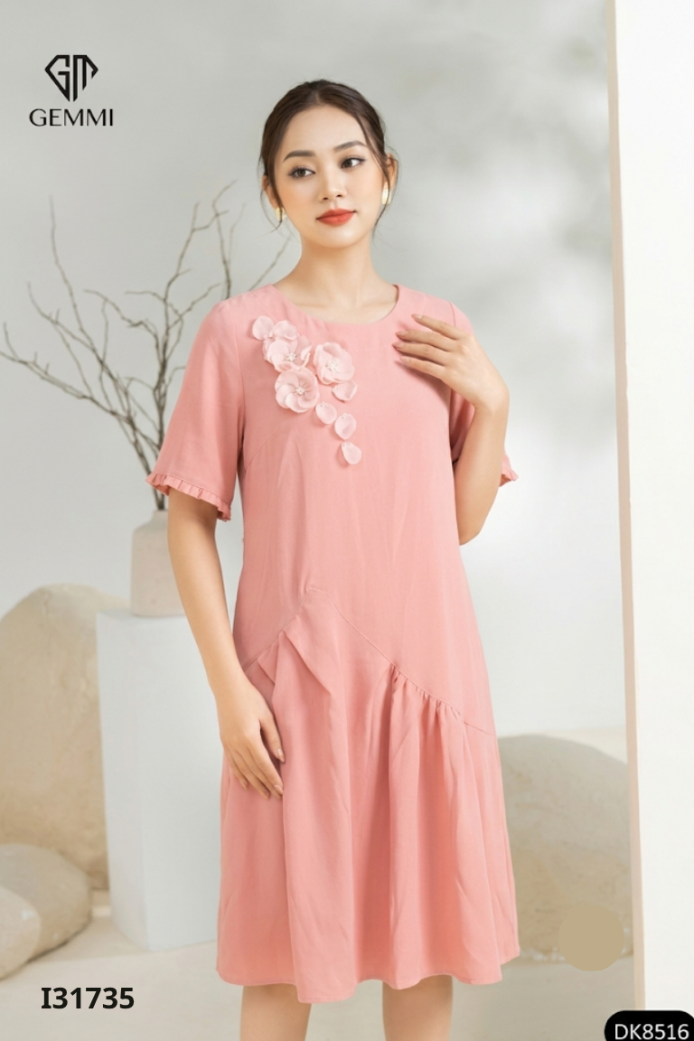 Váy hồng đính hoa dáng suông