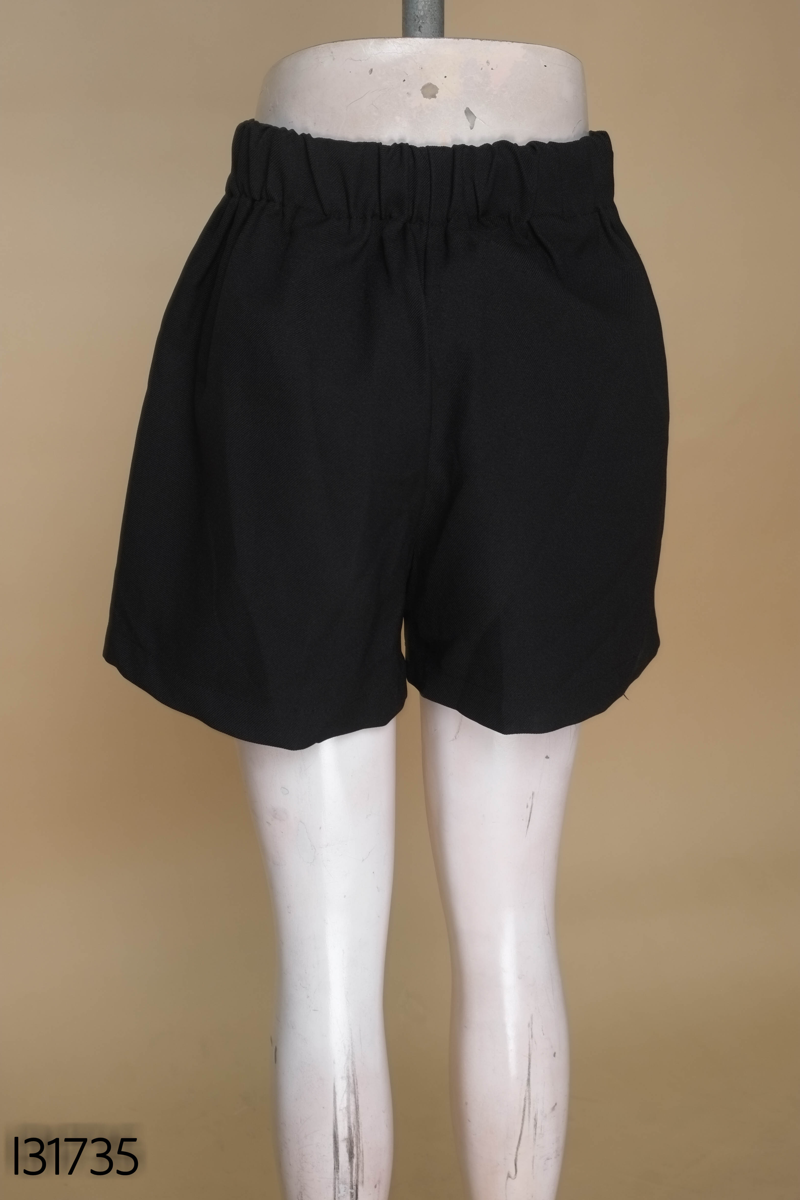 Quần shorts đen đính khuy