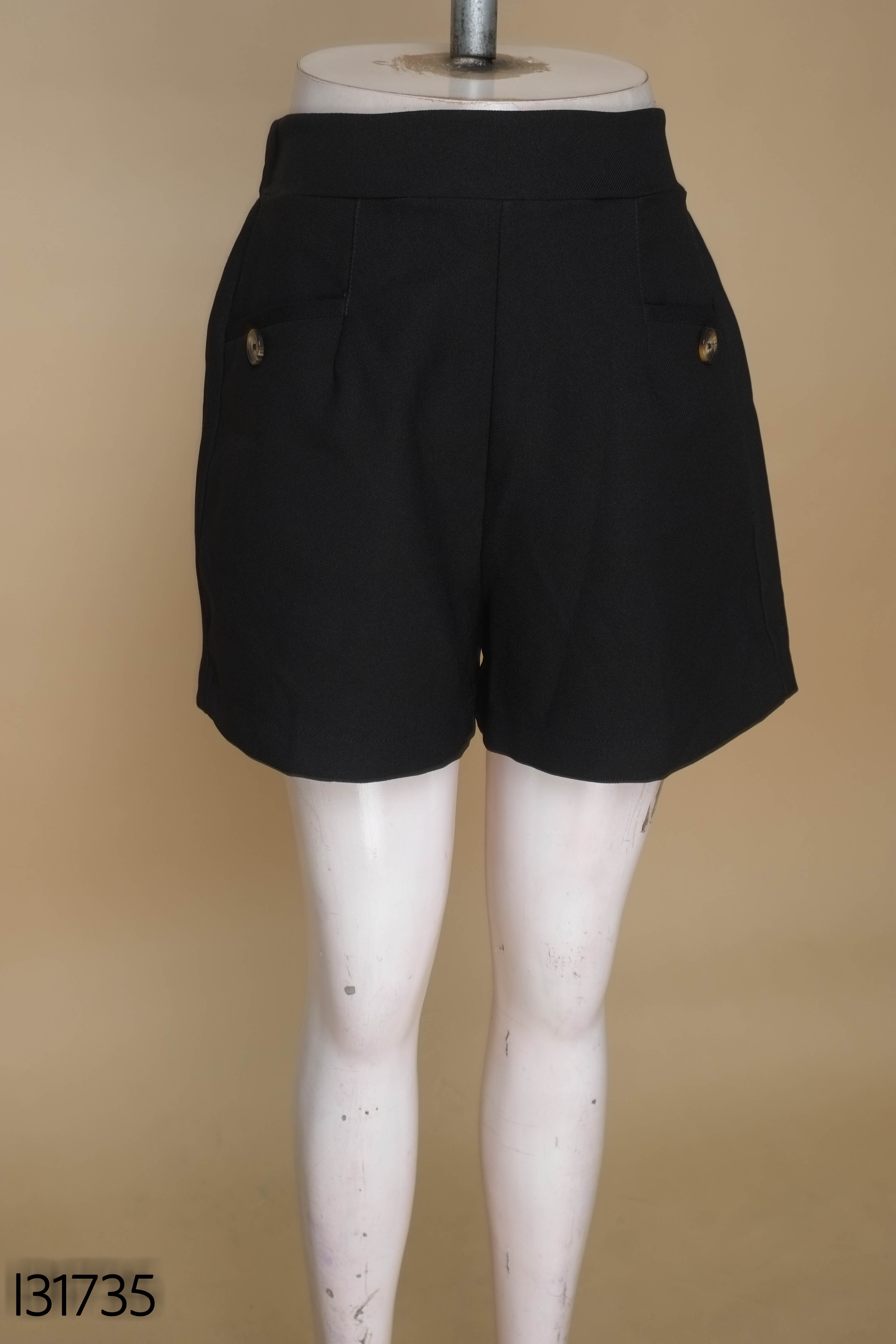 Quần shorts đen đính khuy
