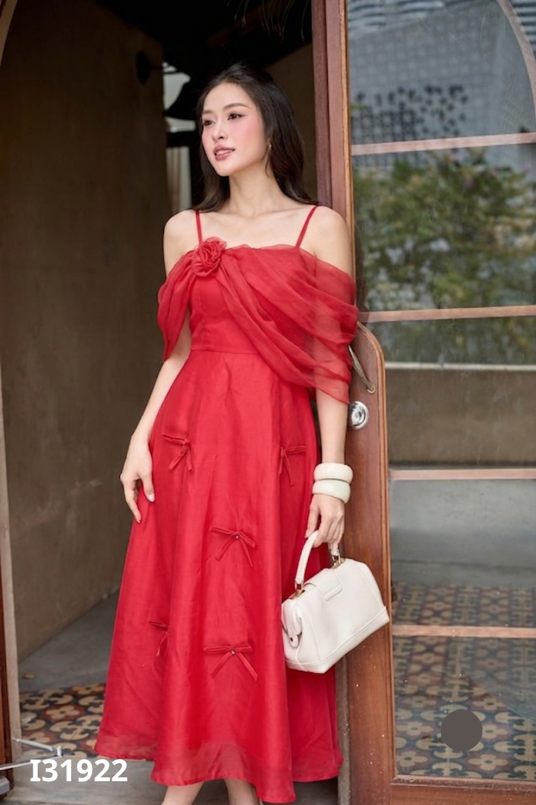 Váy đỏ trễ vai