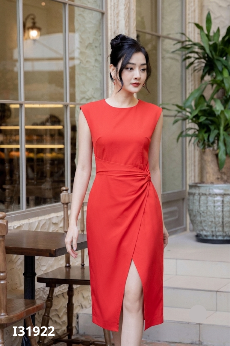 Váy đỏ xếp ly eo
