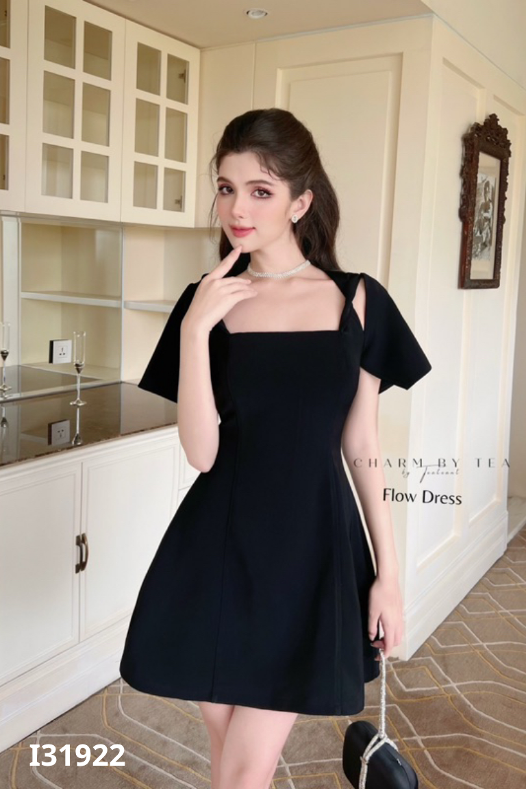 Váy CHARM BY TEA đen cổ vuông
