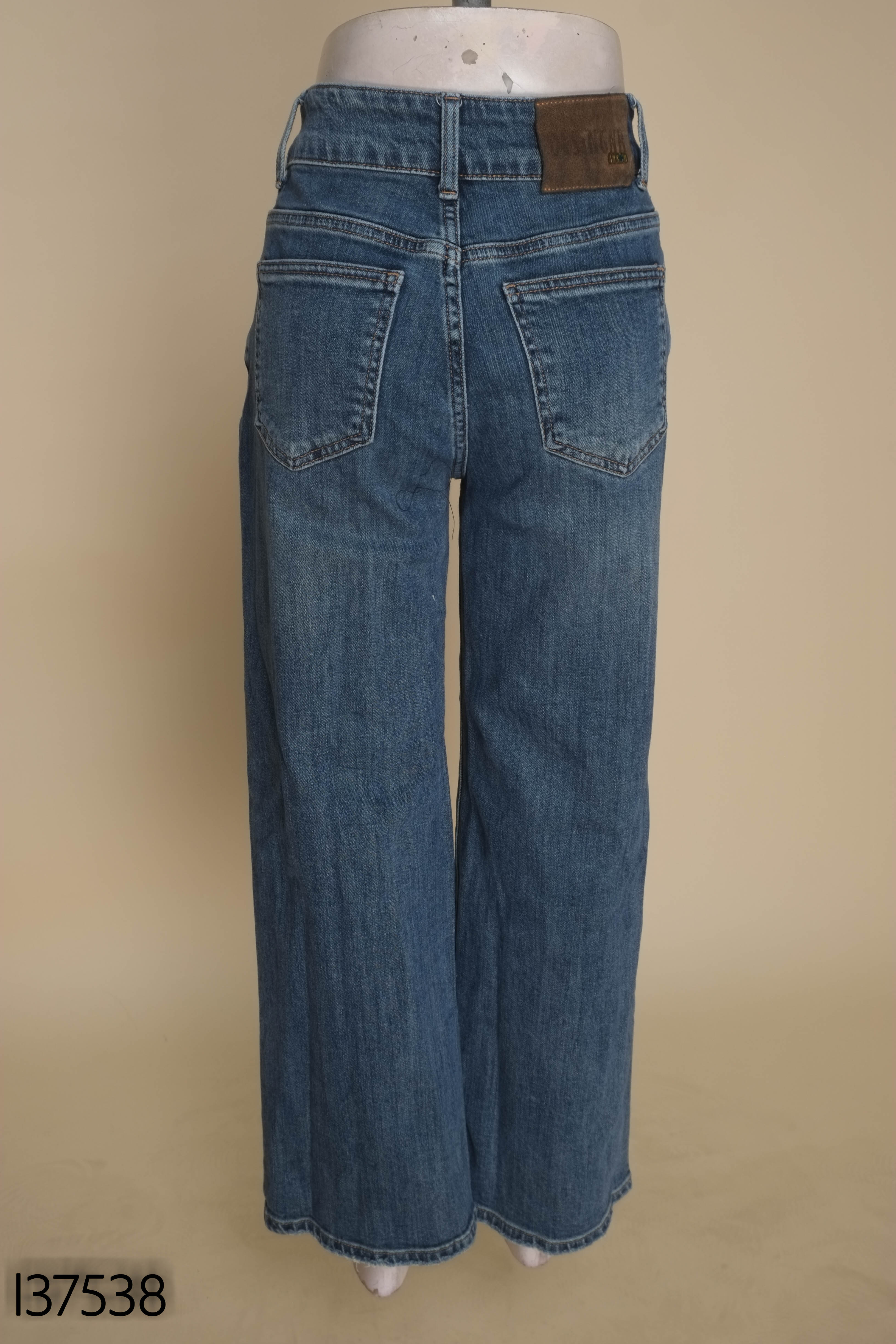 Quần jean xanh trơn