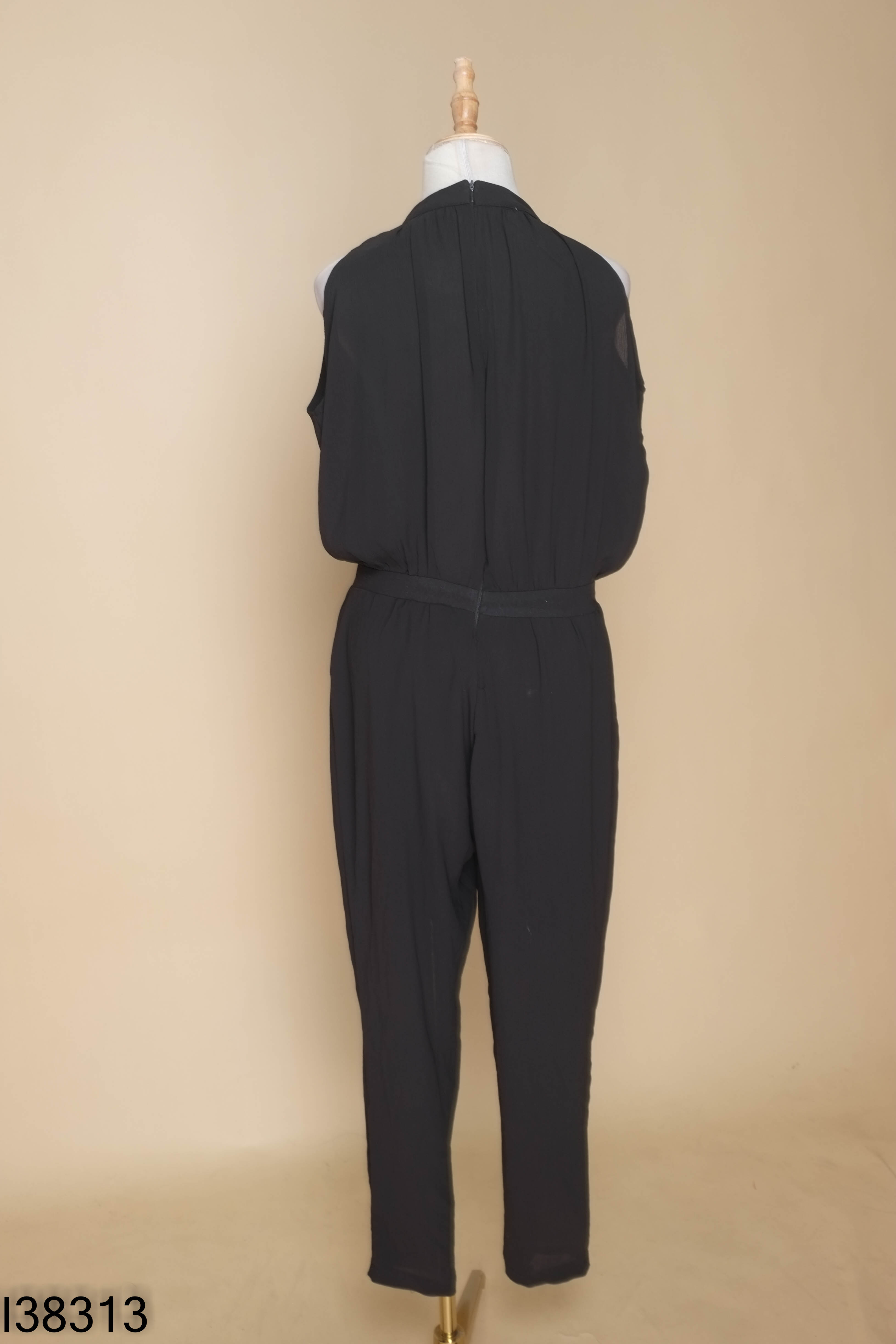 Jumpsuit đen sát nách