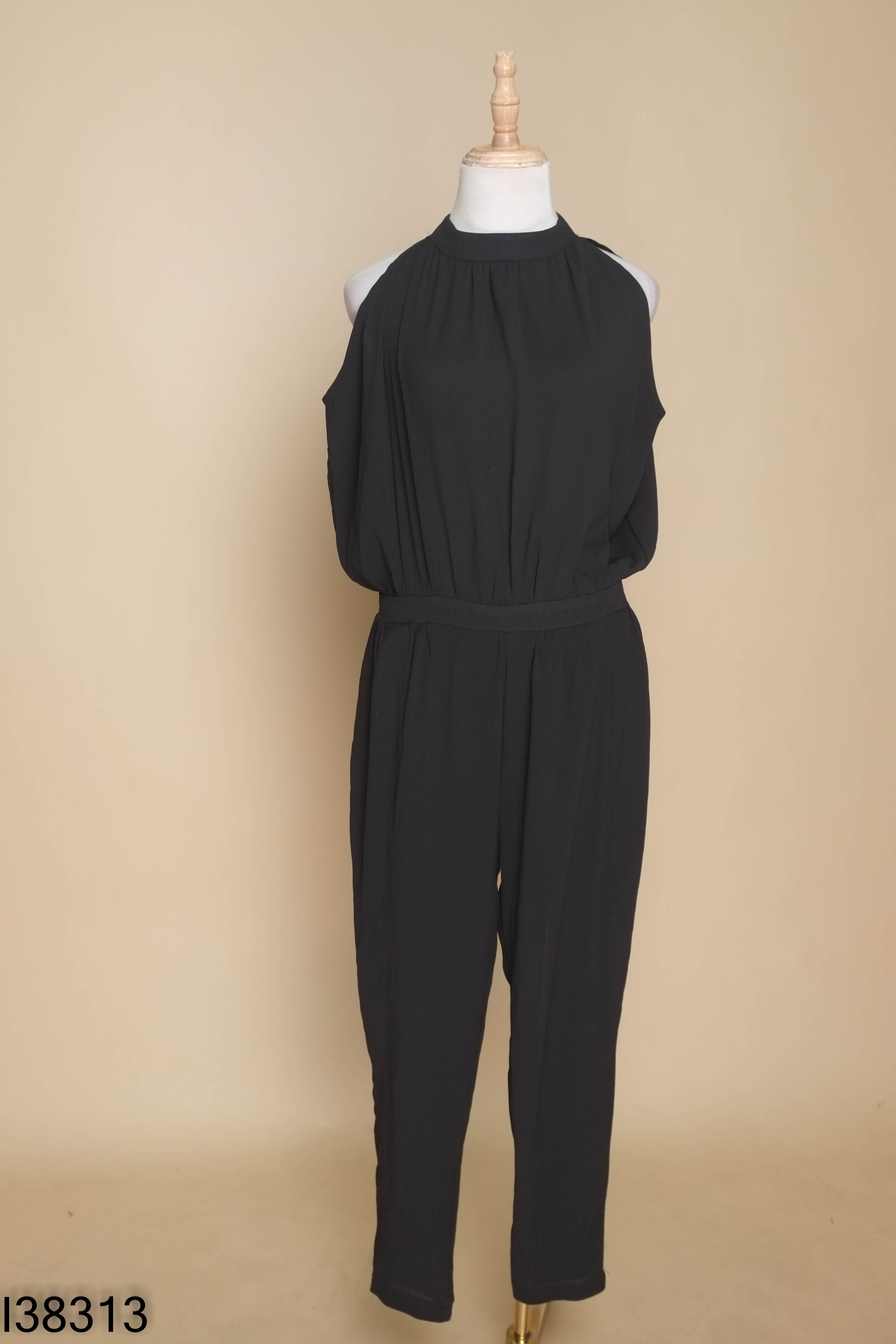Jumpsuit đen sát nách