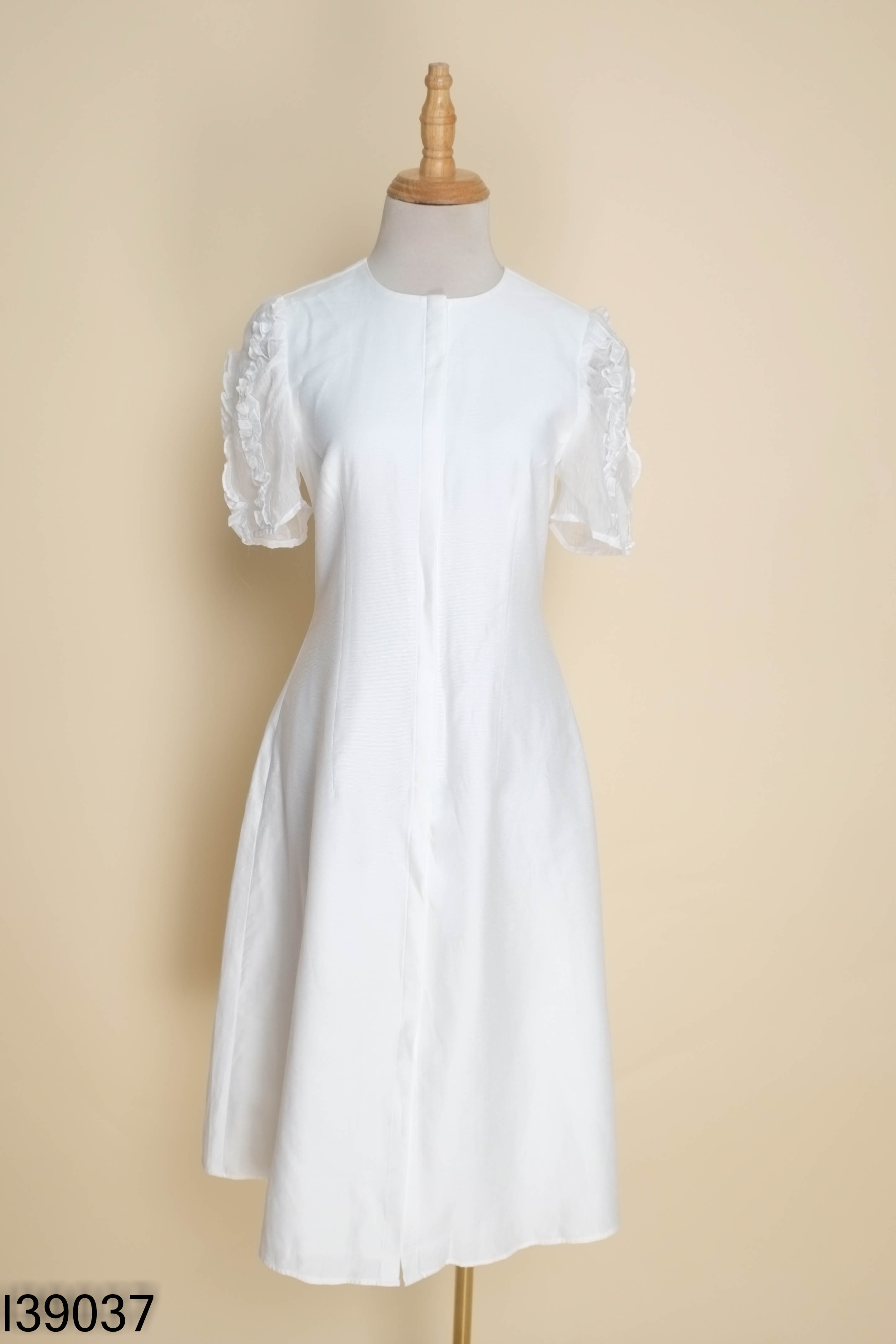 Váy OLV BOUTIQUE trắng cổ tròn