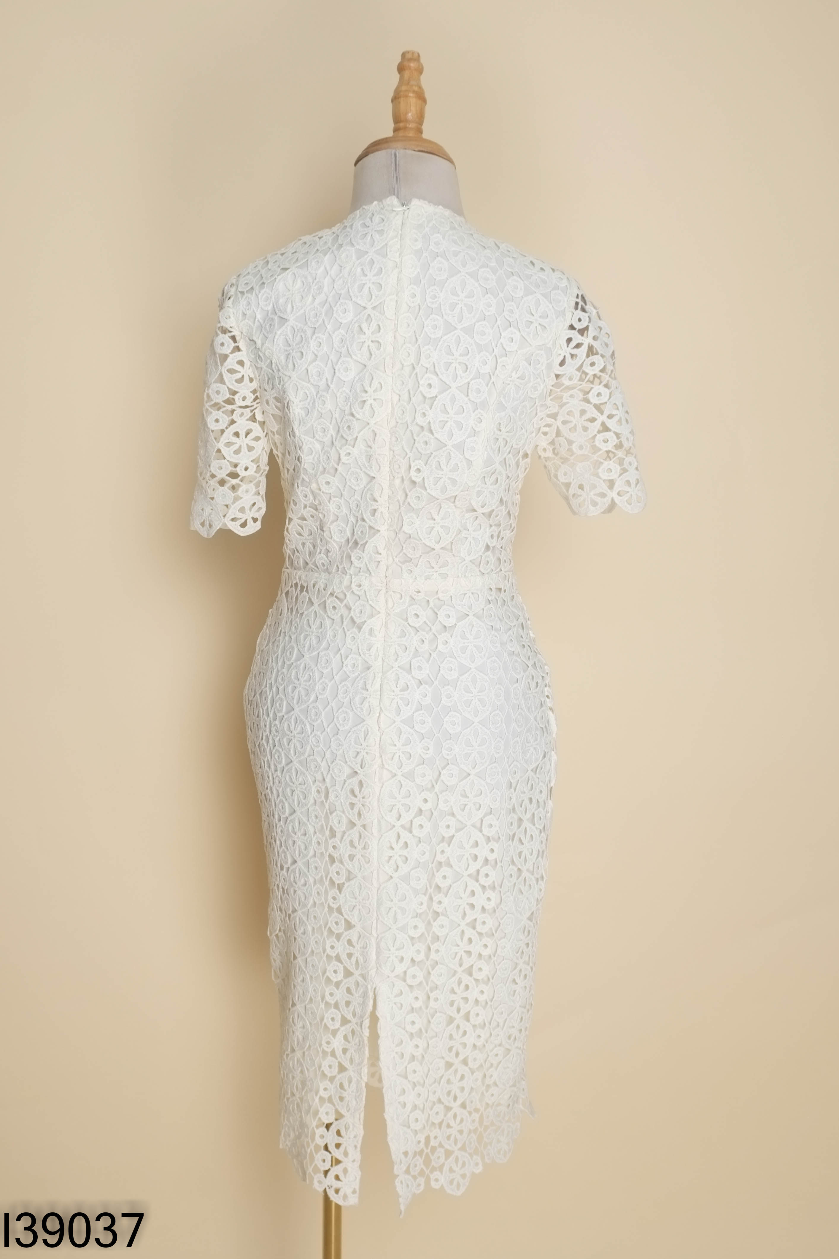 Váy I-QUEEN FASHION kem ren hoa