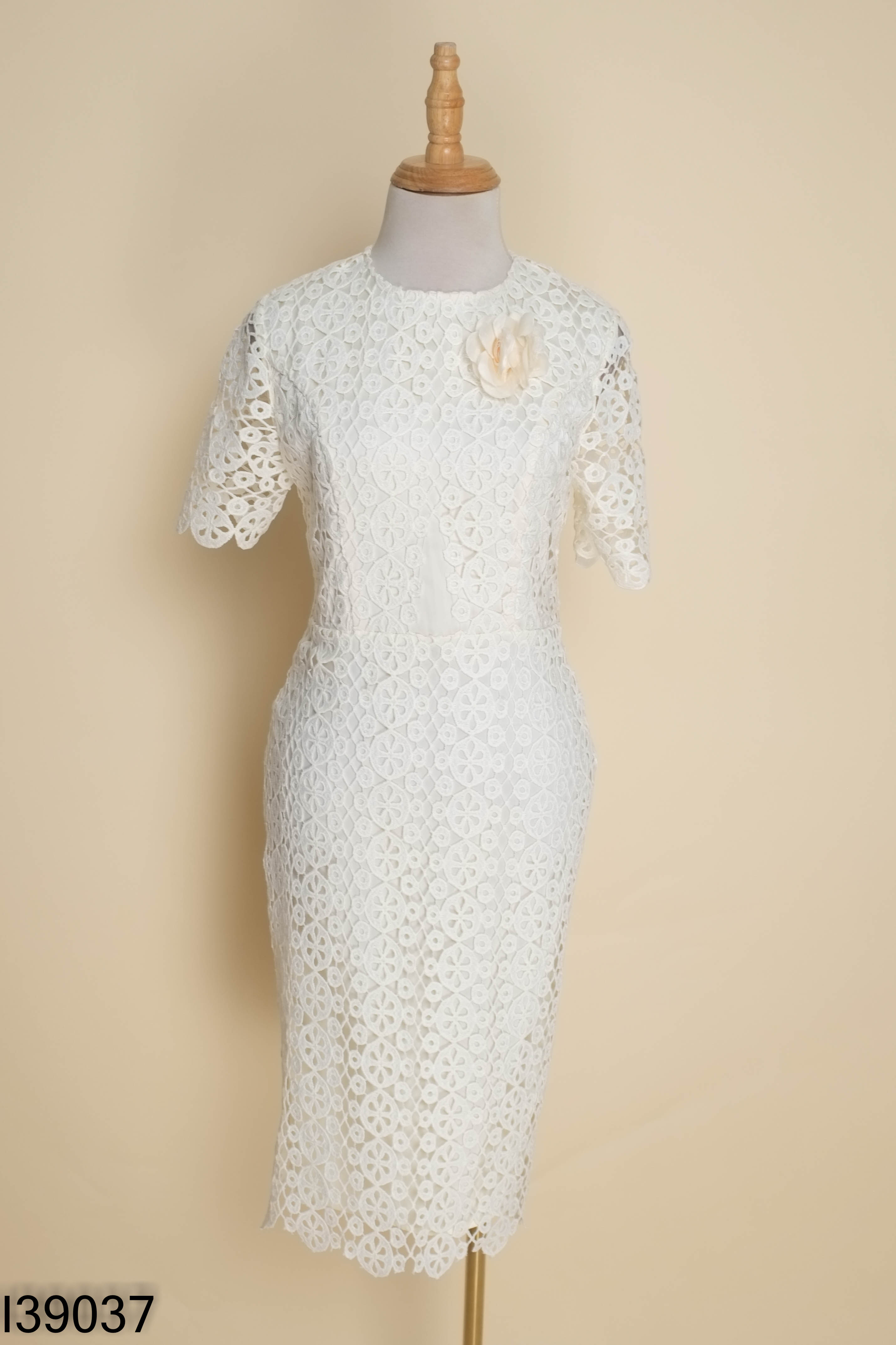 Váy I-QUEEN FASHION kem ren hoa