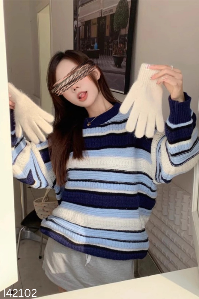 Áo len xanh kẻ trắng