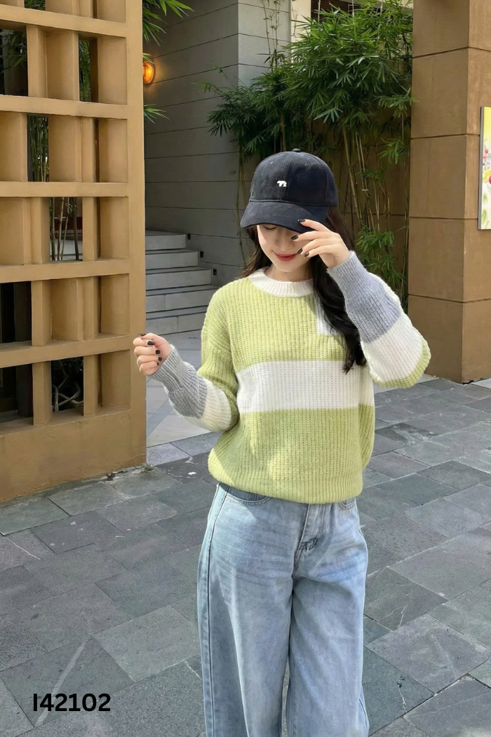Áo len xanh kèm kim tuyến kẻ trắng
