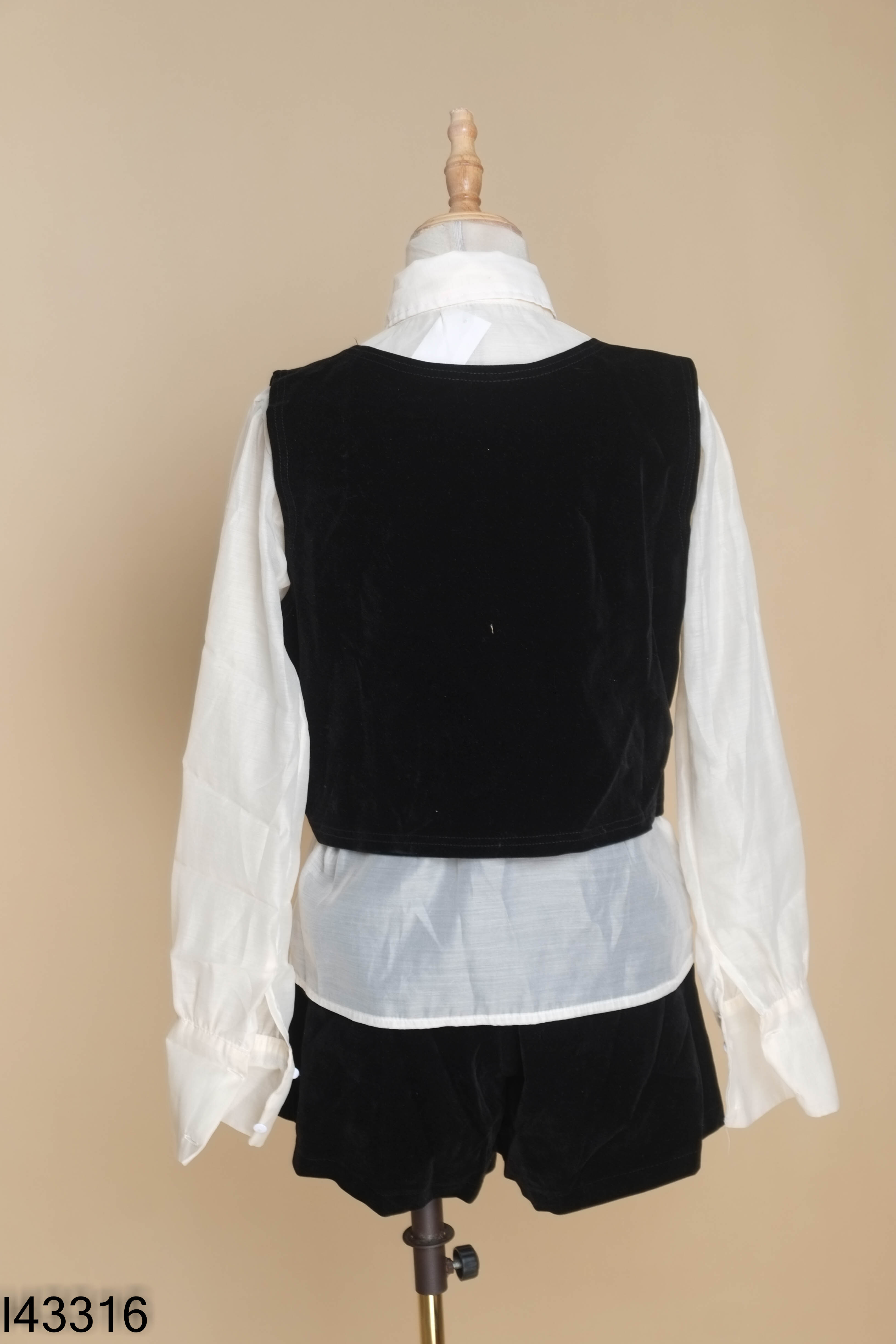 Set áo voan vàng + áo gile + quần short nhung đen