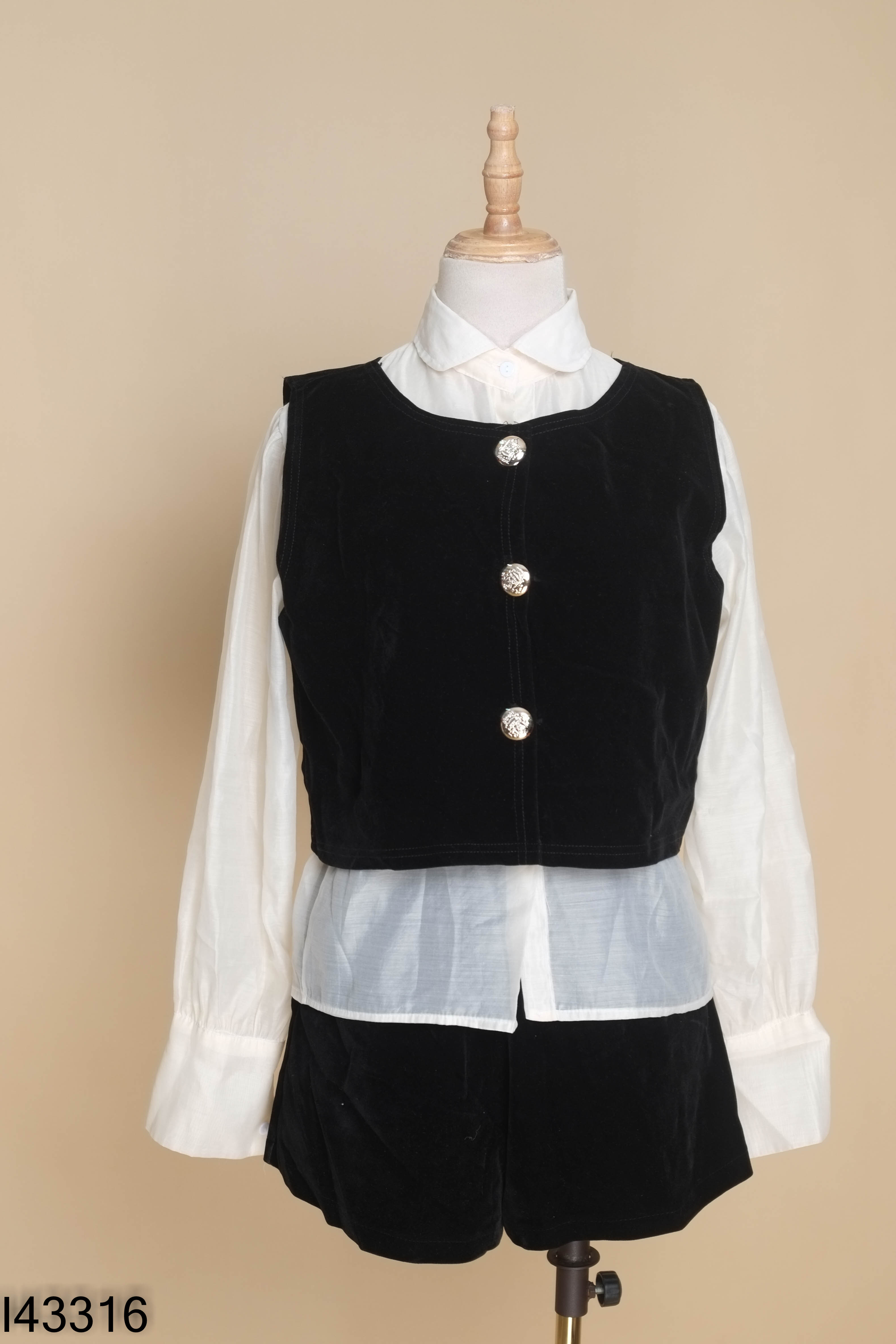Set áo voan vàng + áo gile + quần short nhung đen