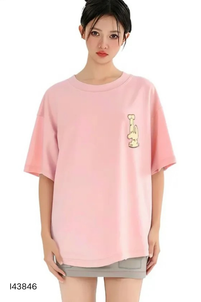 Áo phông hồng in chữ