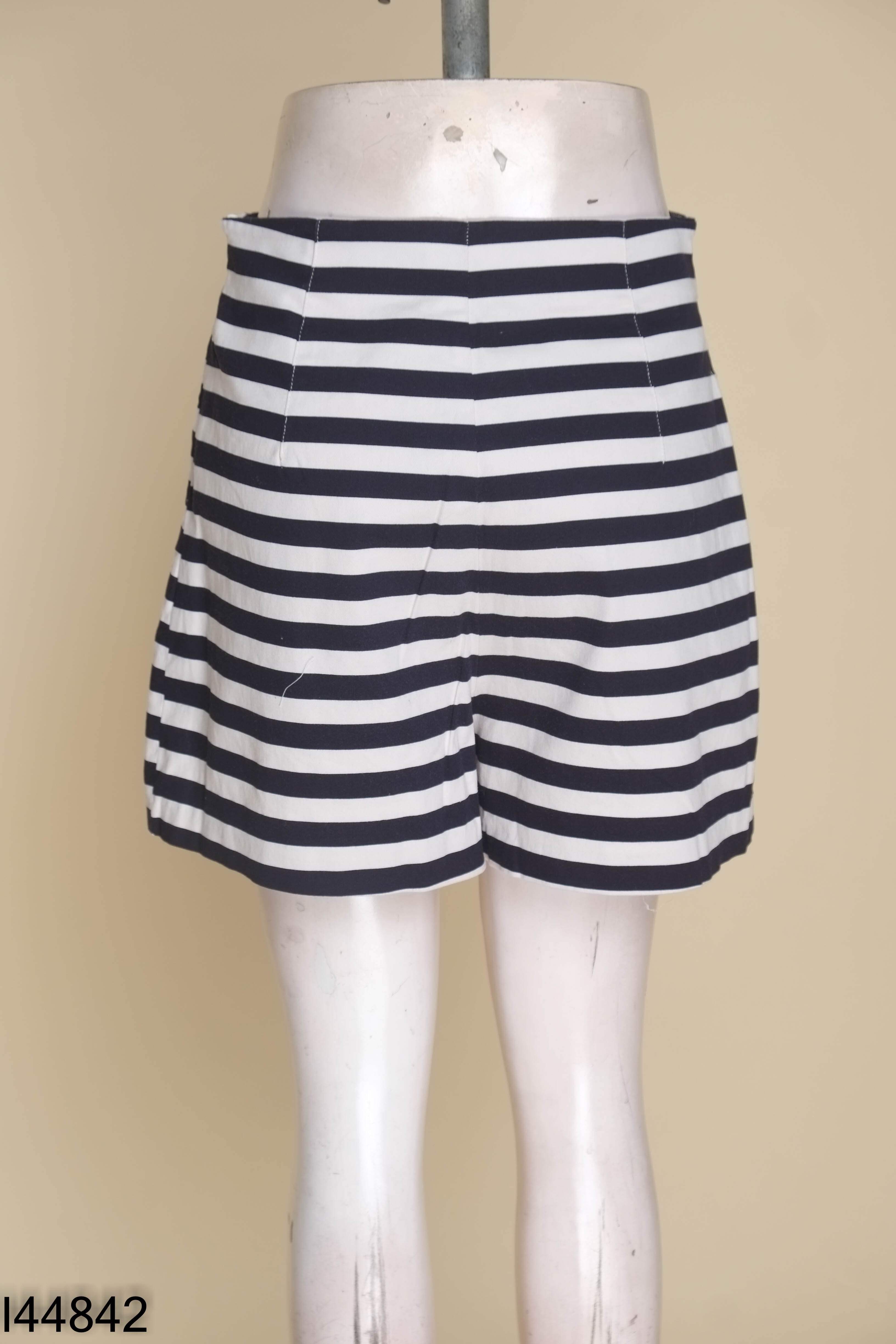 Quần ZARA trắng kẻ xanh