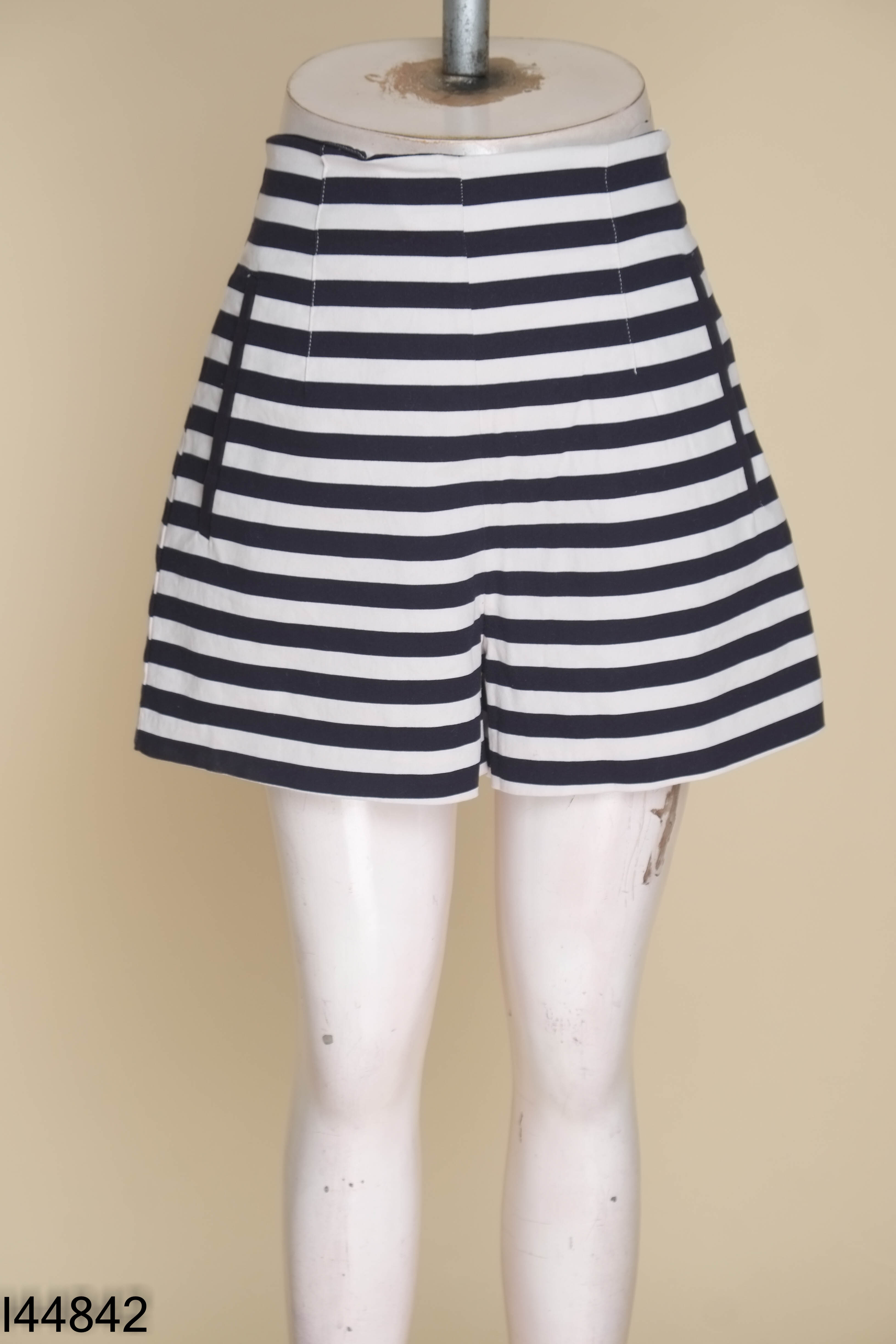 Quần ZARA trắng kẻ xanh