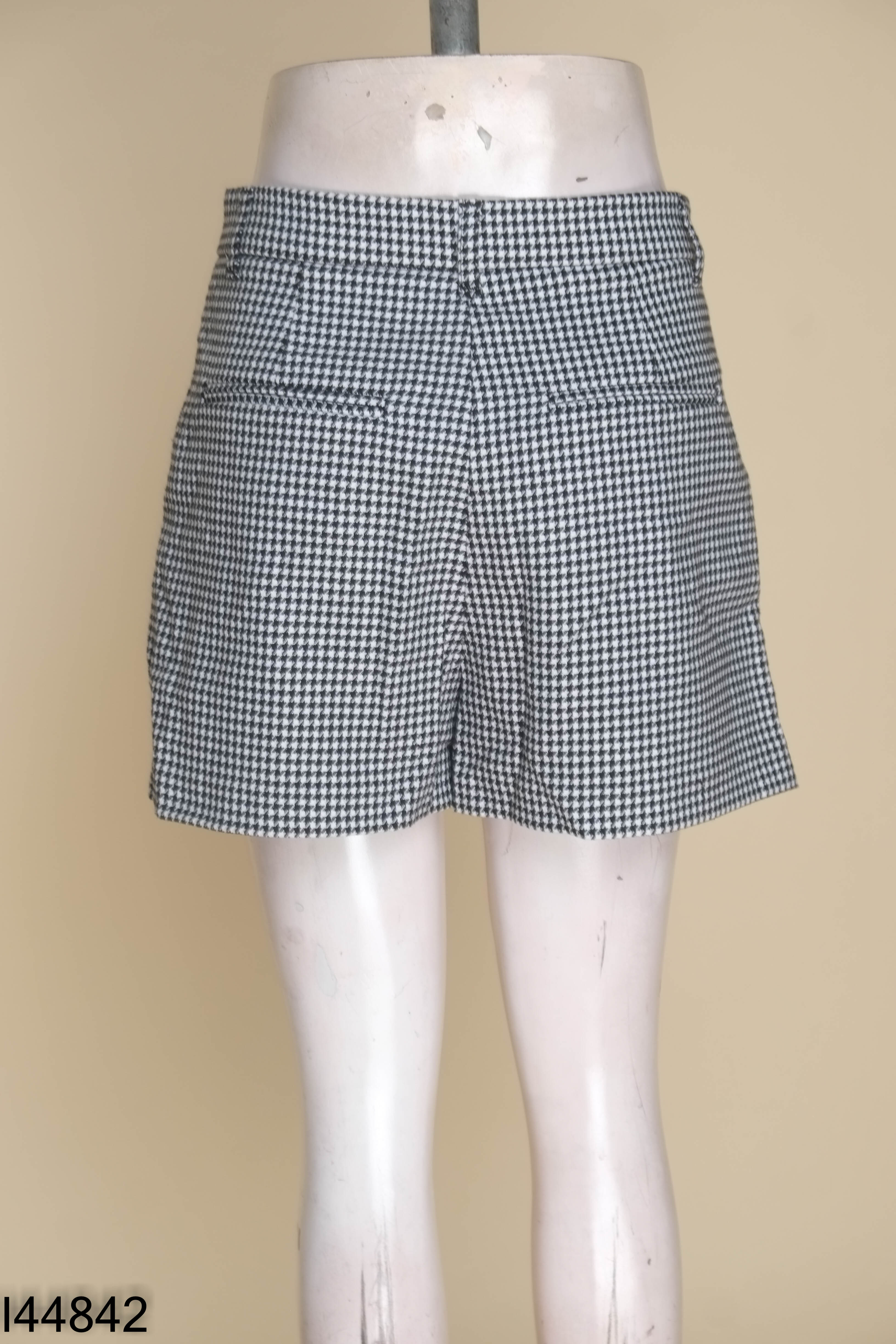 Quần ZARA trắng đen