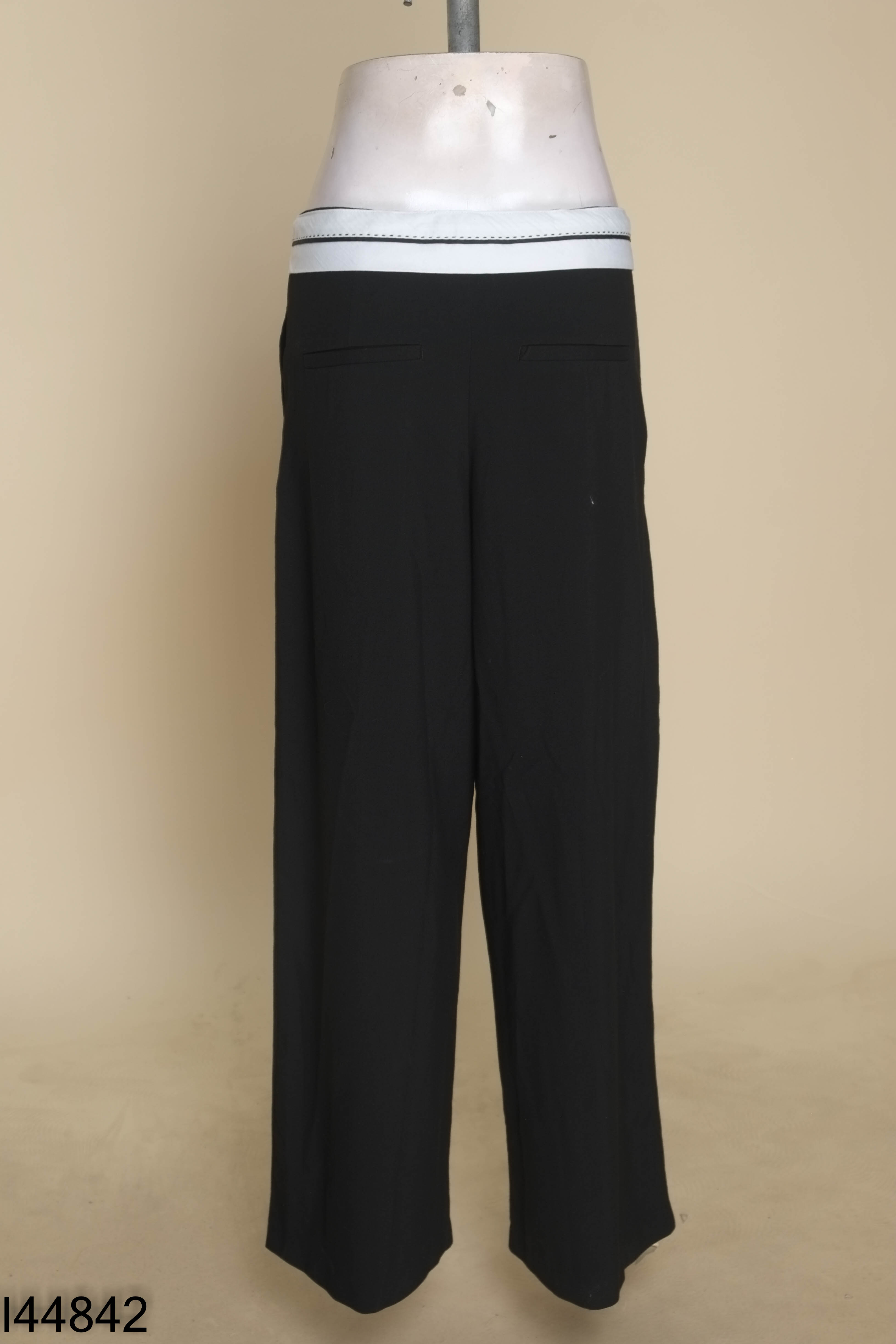 Quần BERSHKA đen cạp trắng