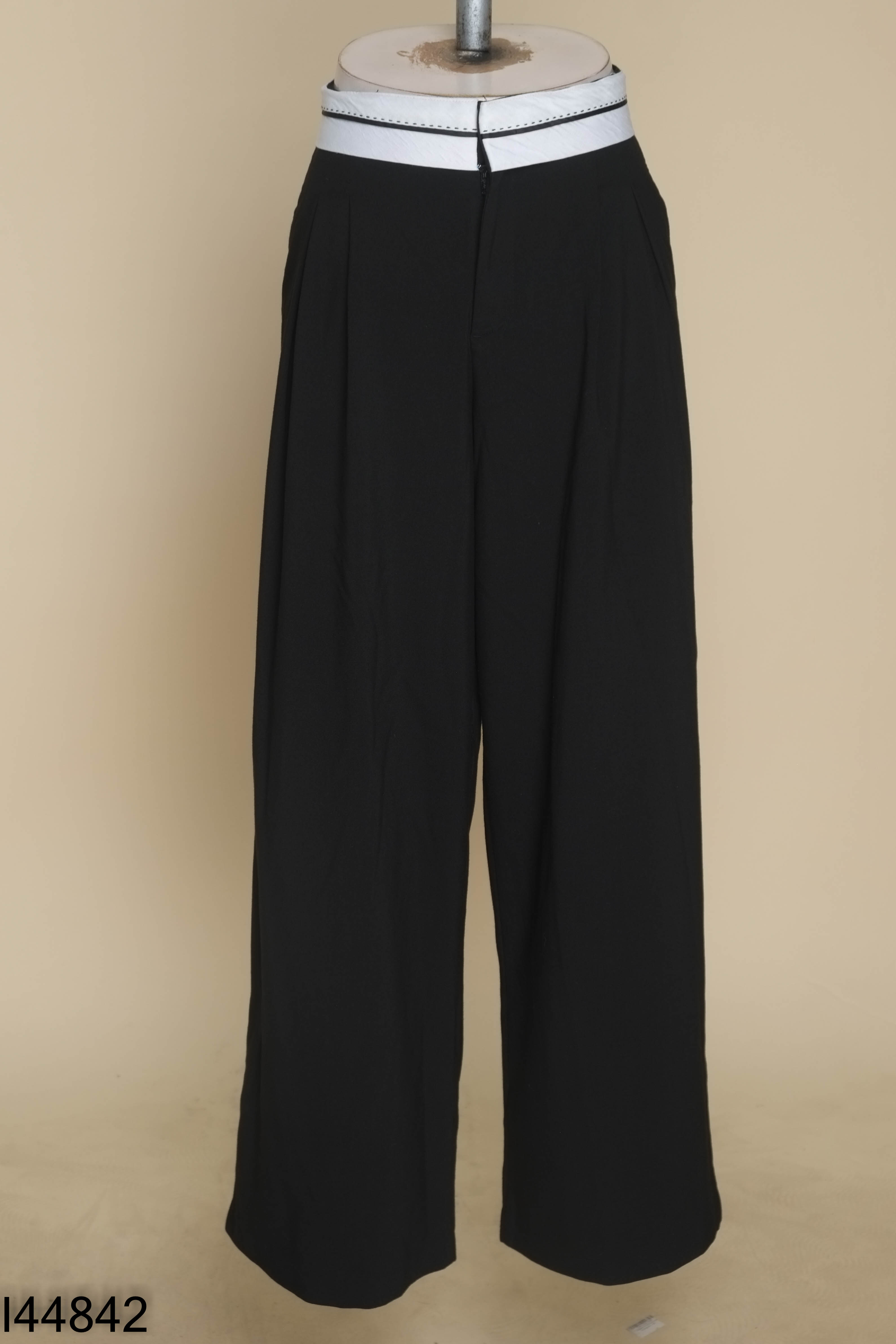 Quần BERSHKA đen cạp trắng