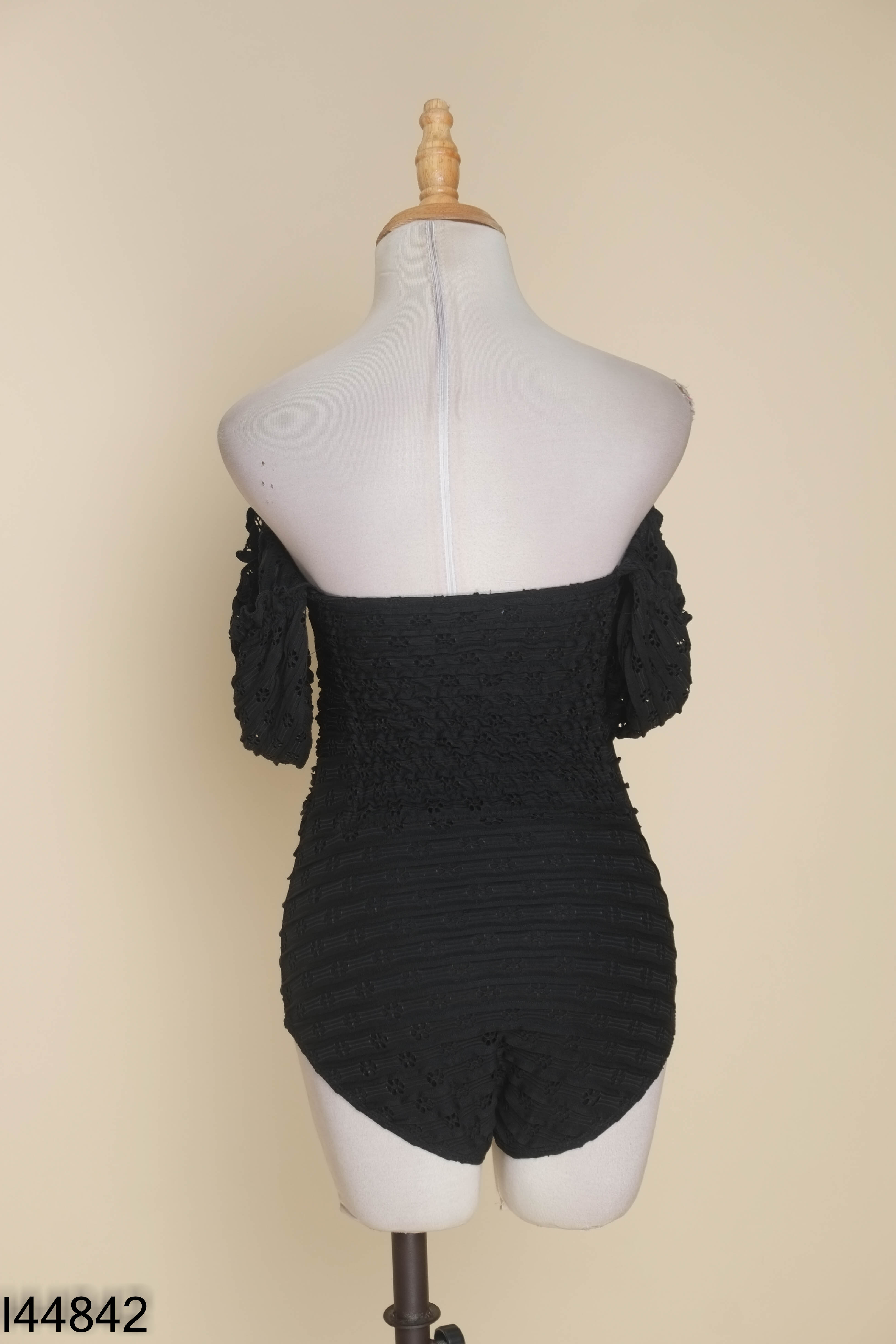Jumpsuits đen họa tiết lỗ hoa