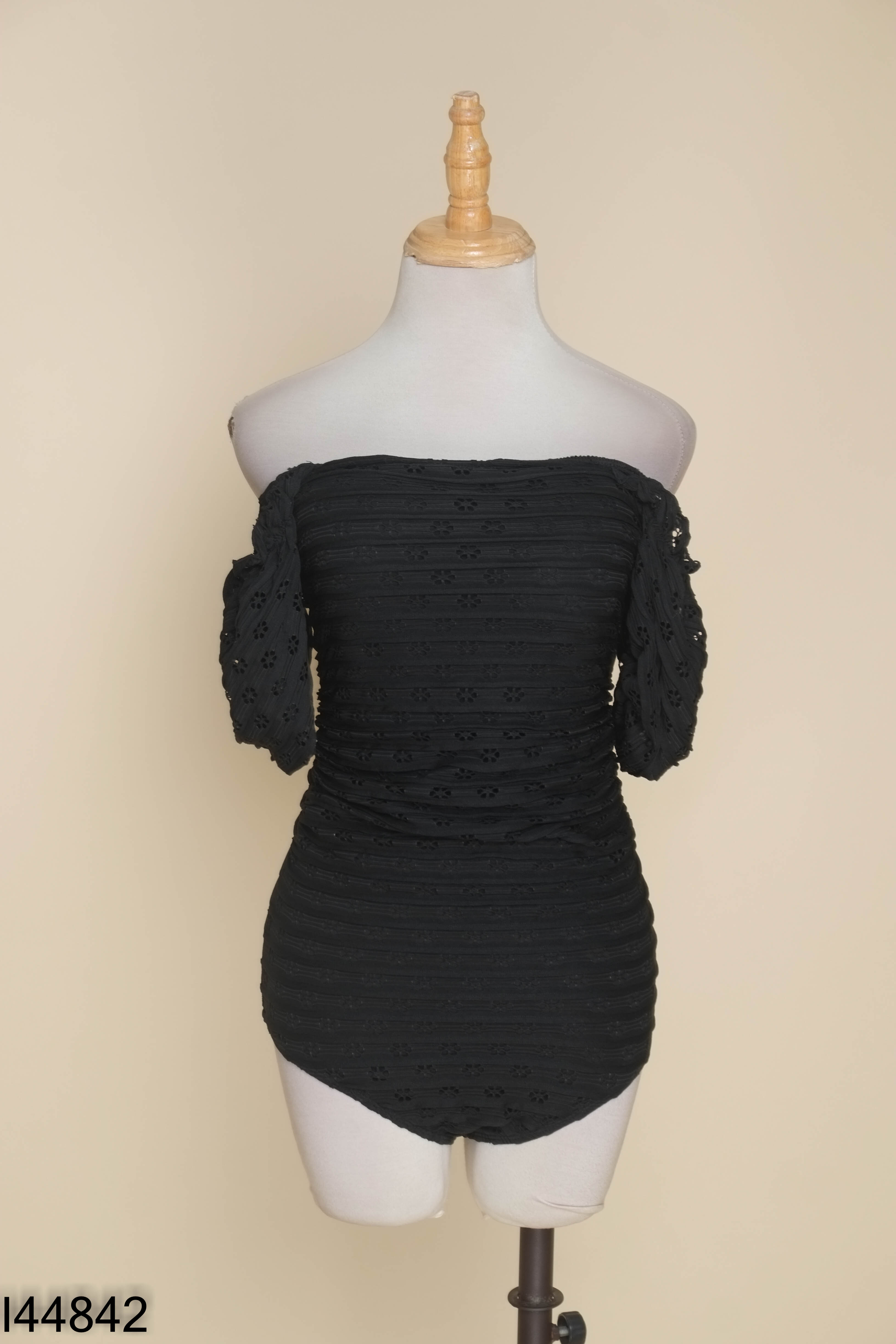 Jumpsuits đen họa tiết lỗ hoa