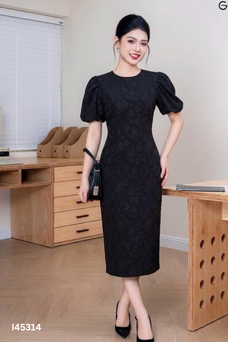 Váy đen họa tiết nổi