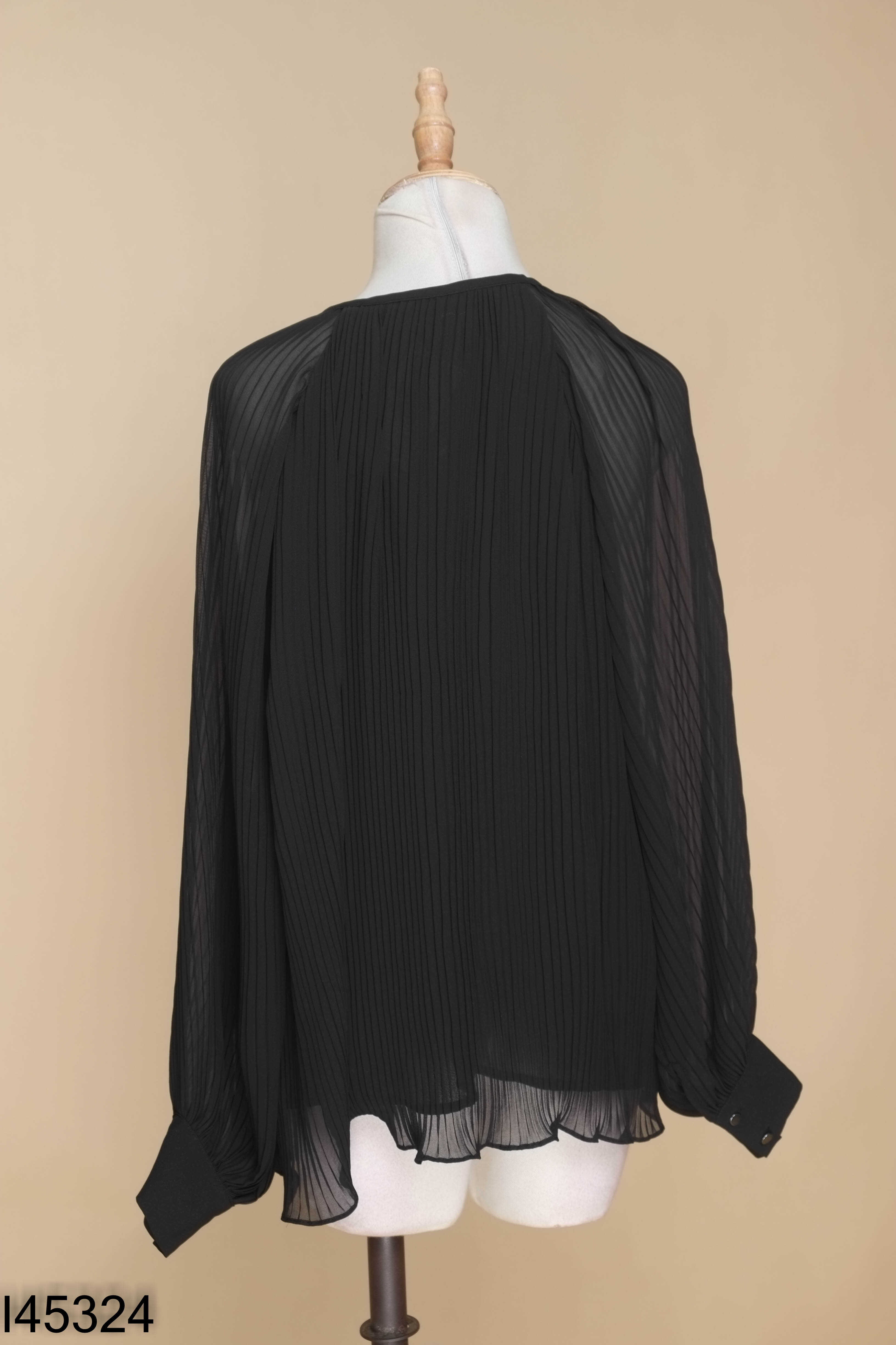 Áo IVY MODA đen xếp ly