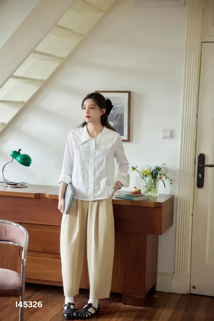 Áo trắng cổ phối ren