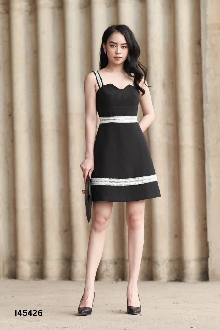 Váy đen D.CHIC viền ren trắng