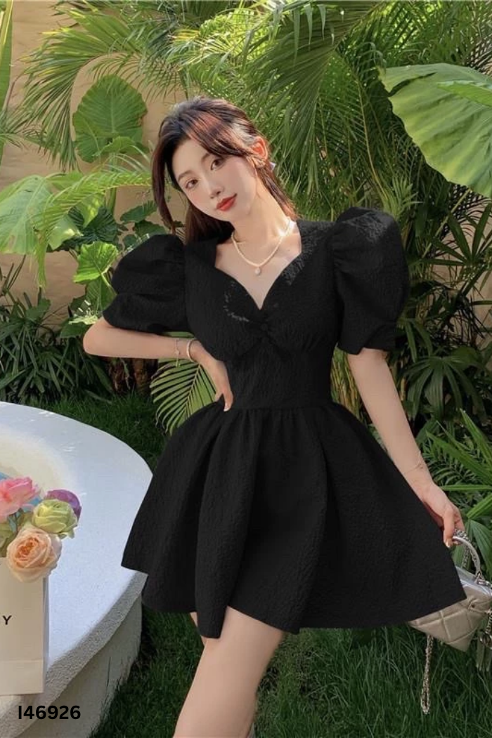 Váy đen cổ V tay phồng