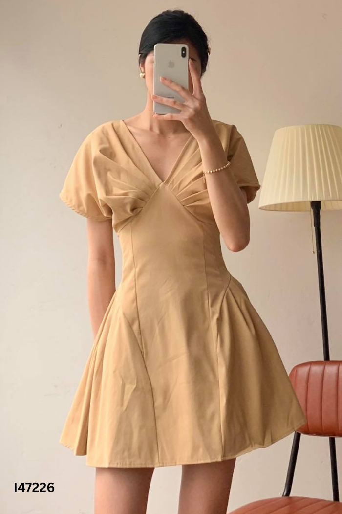 Váy nâu be RECHIC cổ V gấp ly