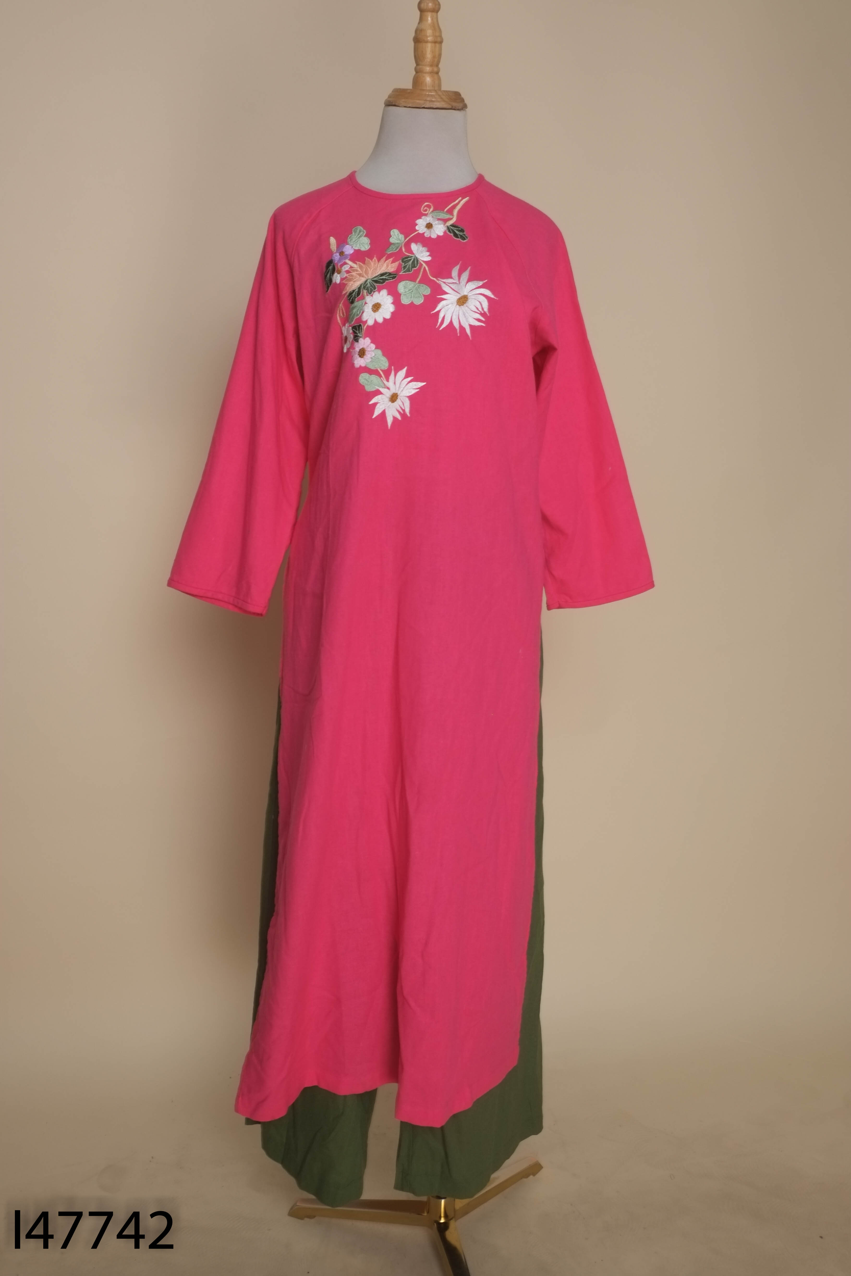 Set hồng LAVISH thêu hoa+quần xanh