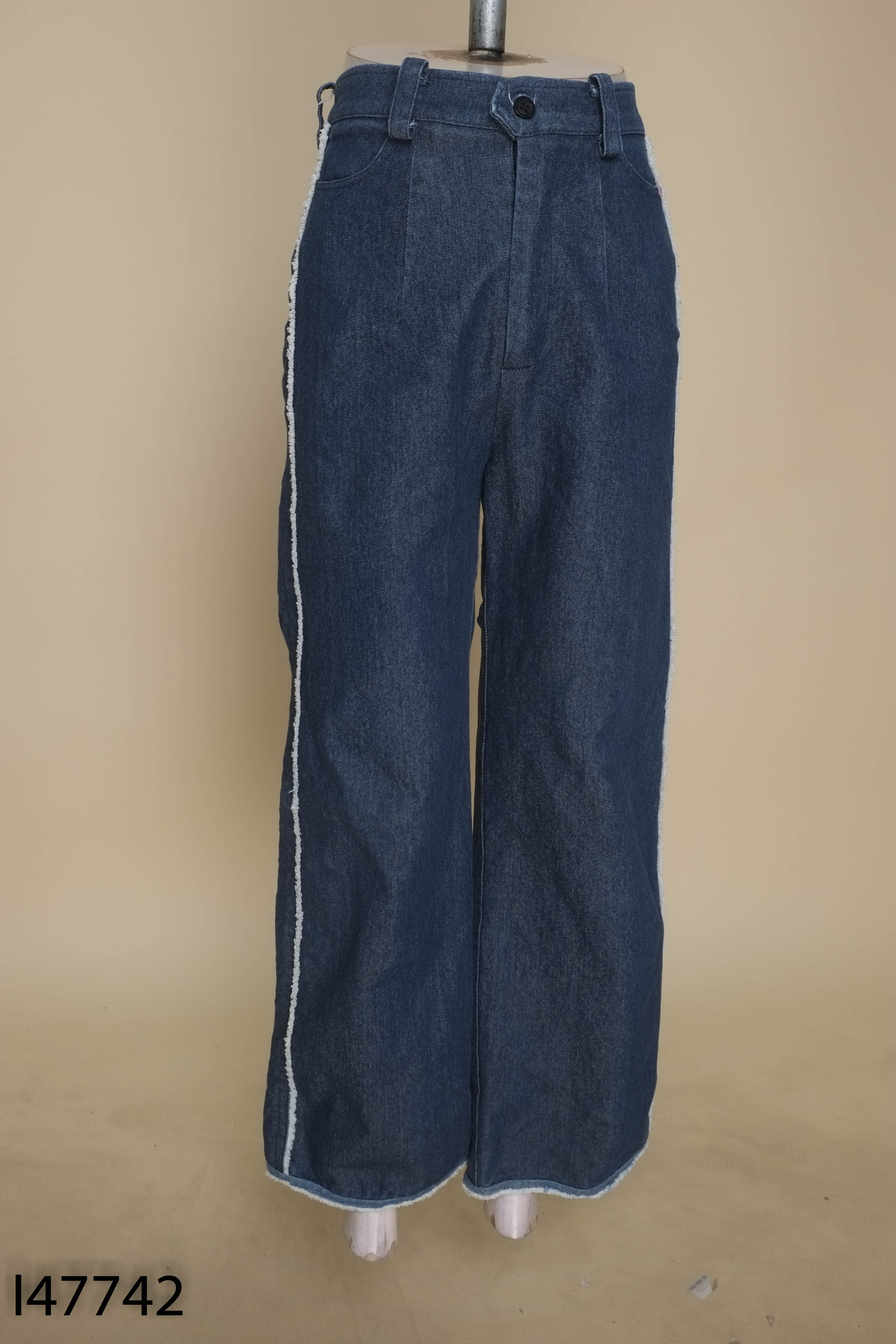 Quần jeans xanh SDAPOP họa tiết