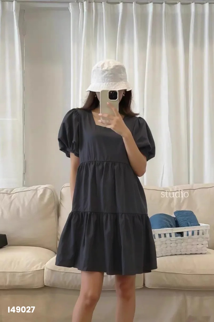 Váy đen cổ vuông tay phồng