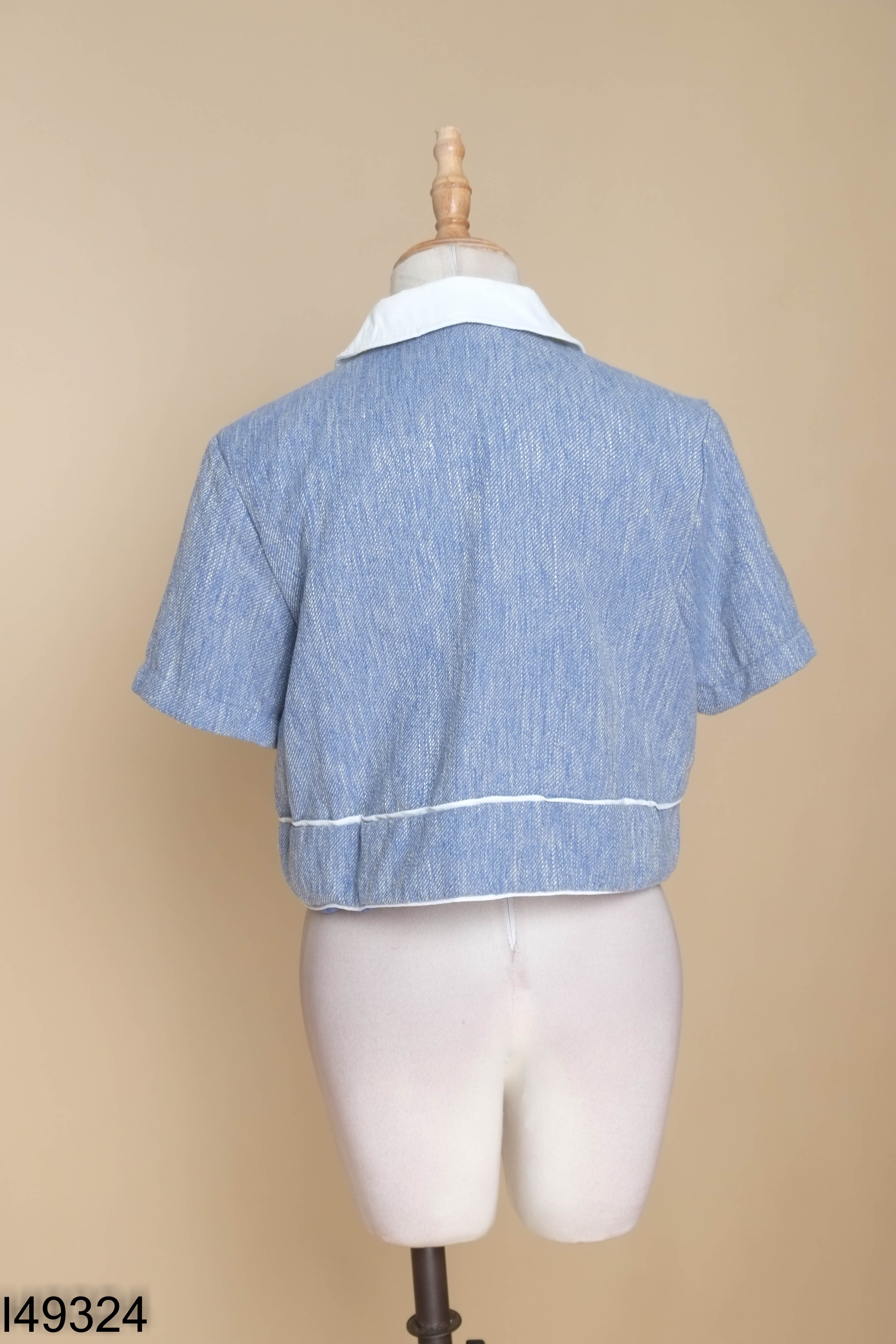 Áo xanh cúc ngọc cổ trắng