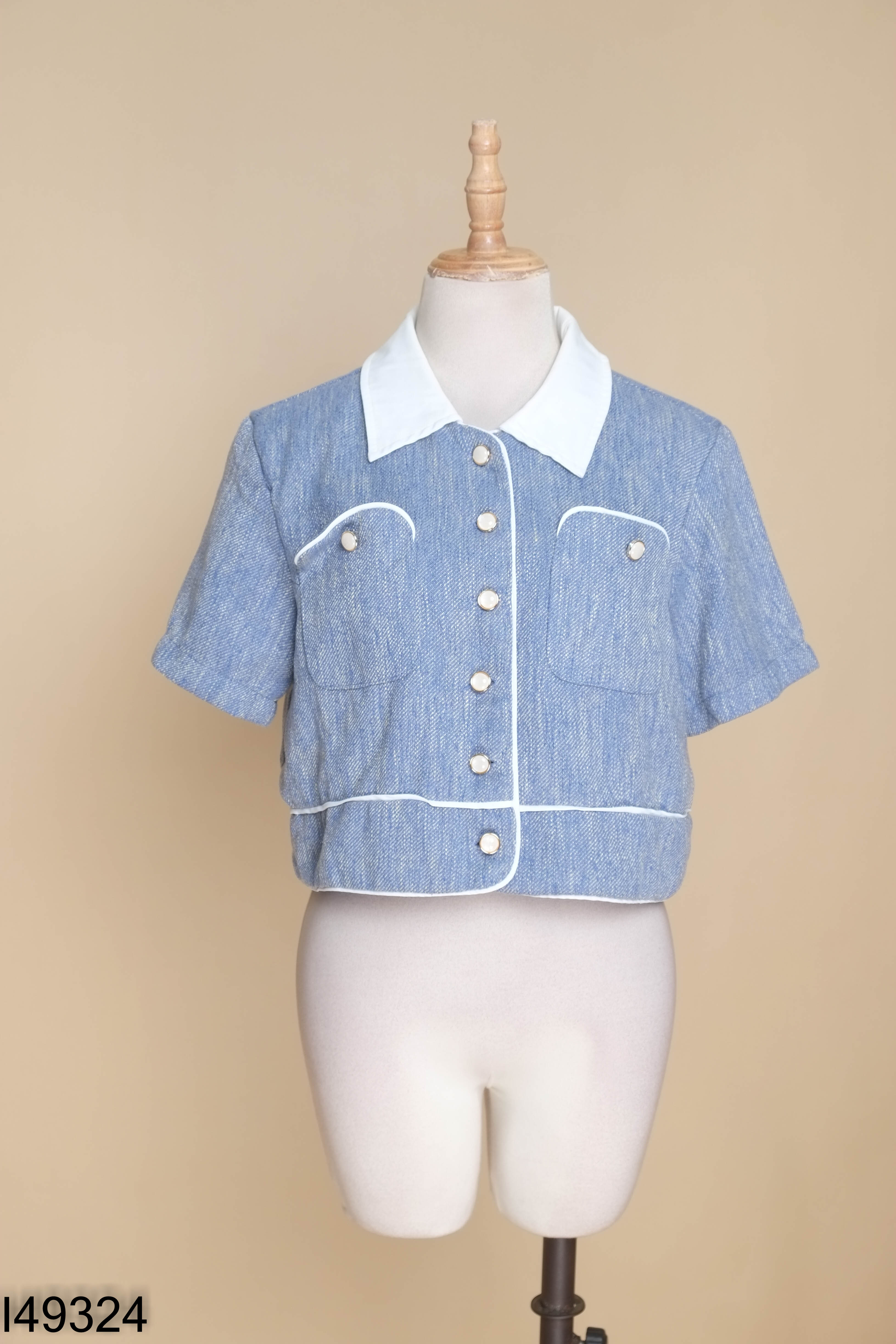 Áo xanh cúc ngọc cổ trắng