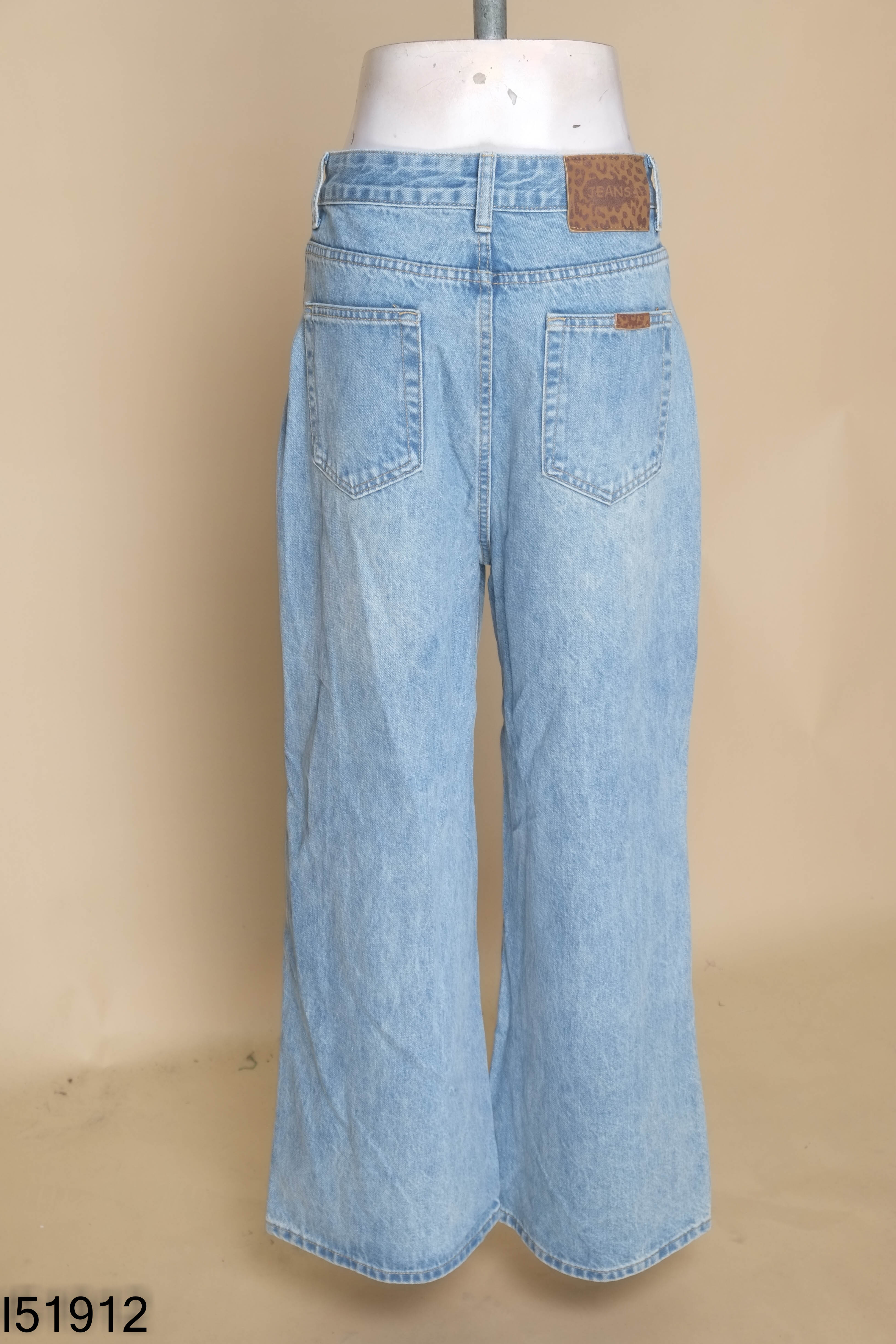 Quần jeans xanh suông