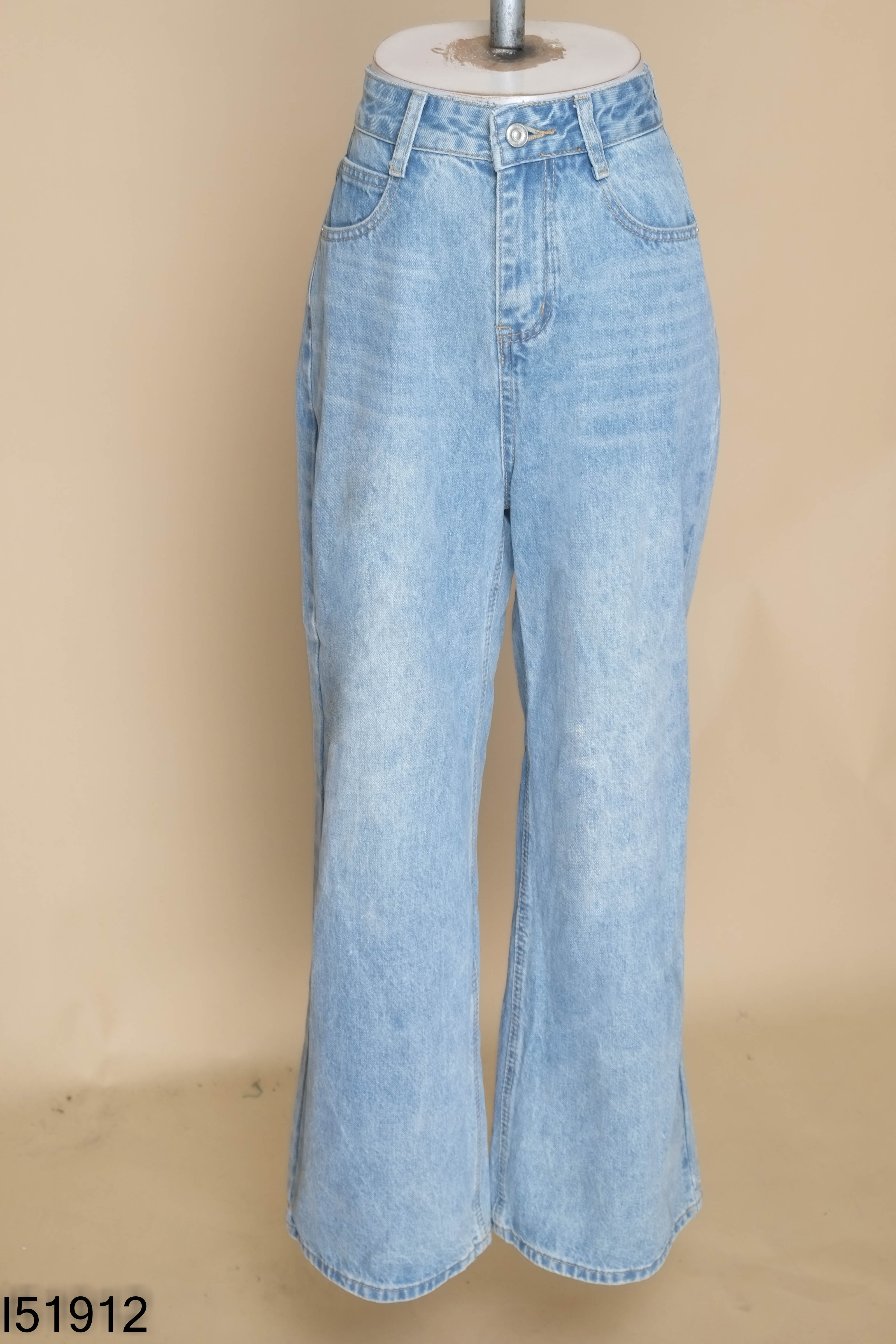 Quần jeans xanh suông