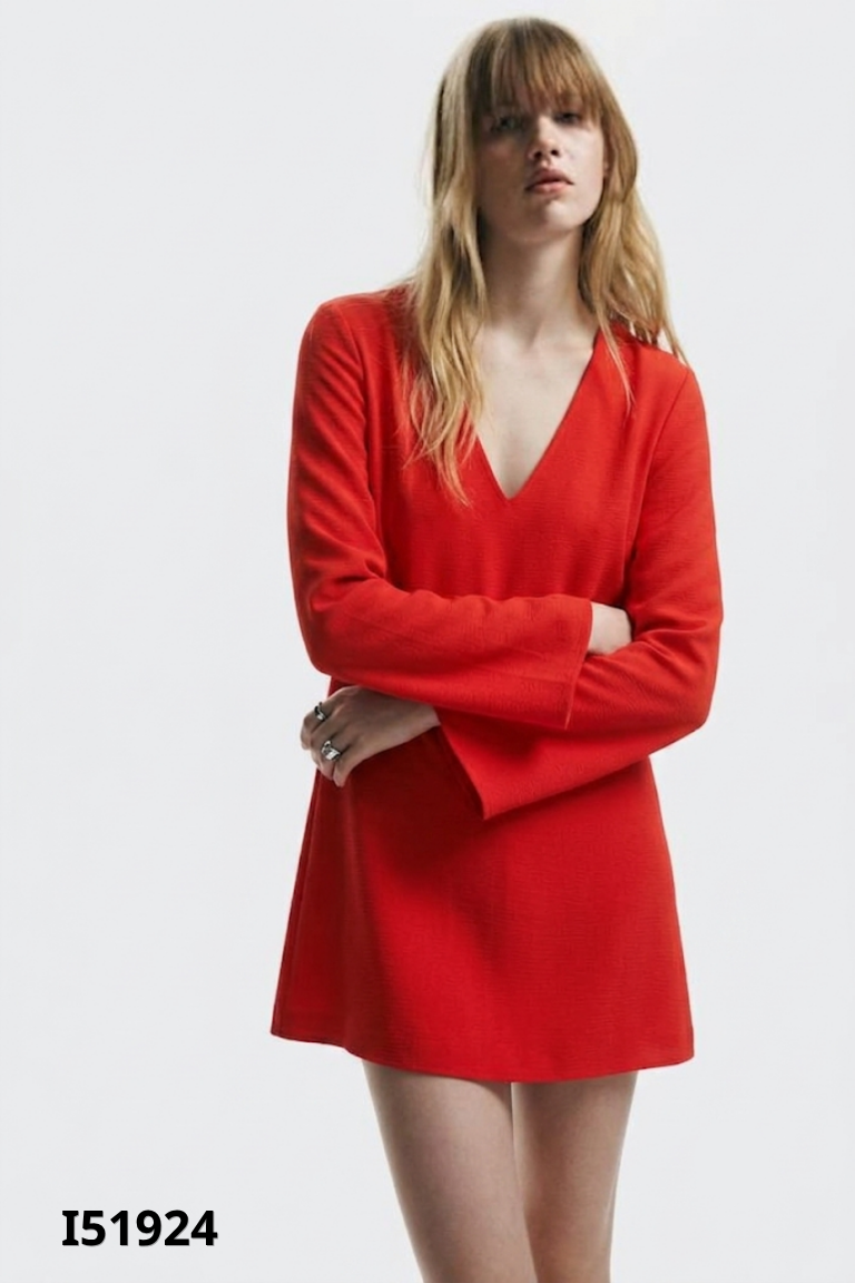 Váy đỏ H&M cổ tim trơn suông