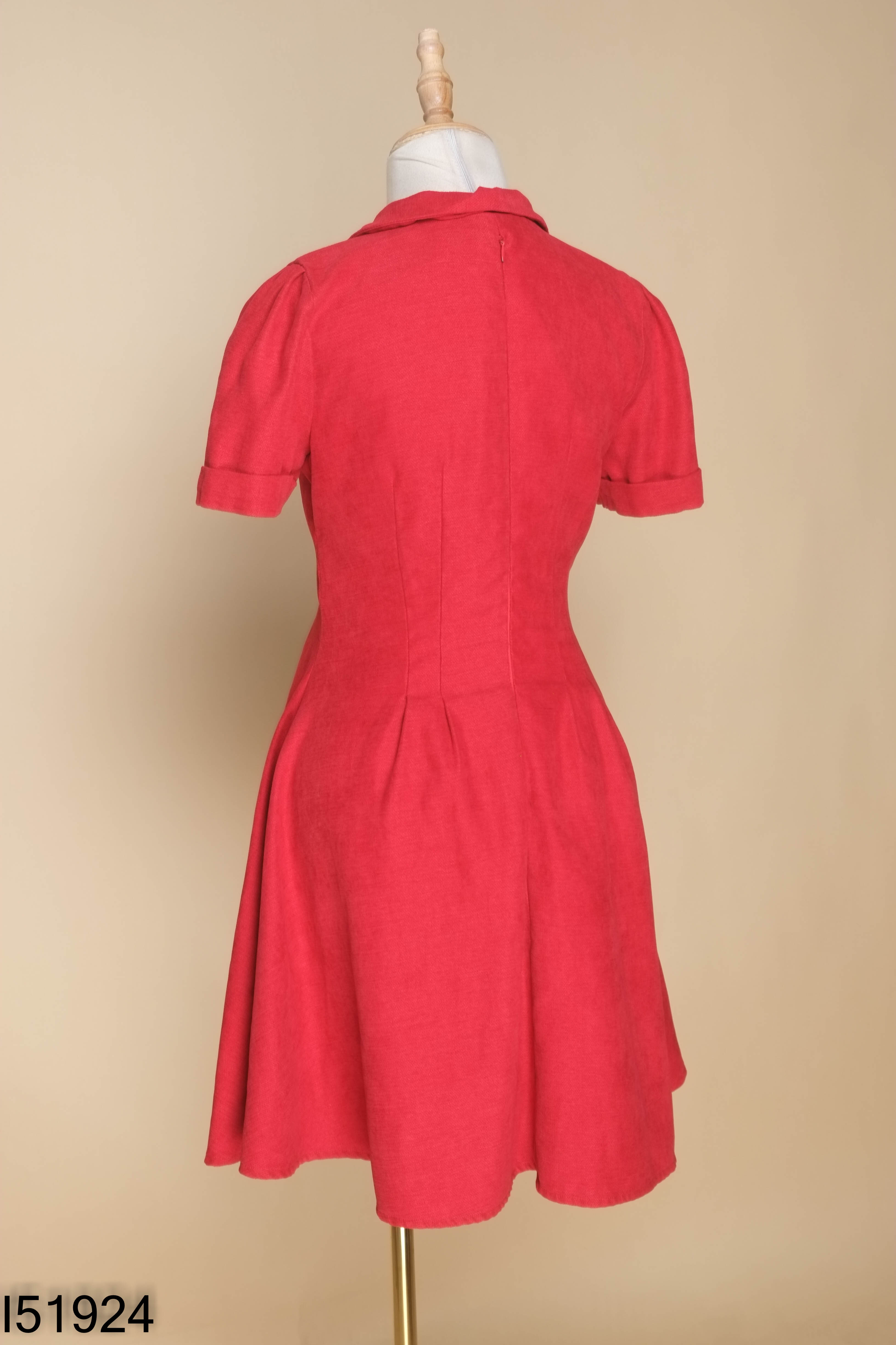 Váy đỏ trơn cổ vest phối cúc