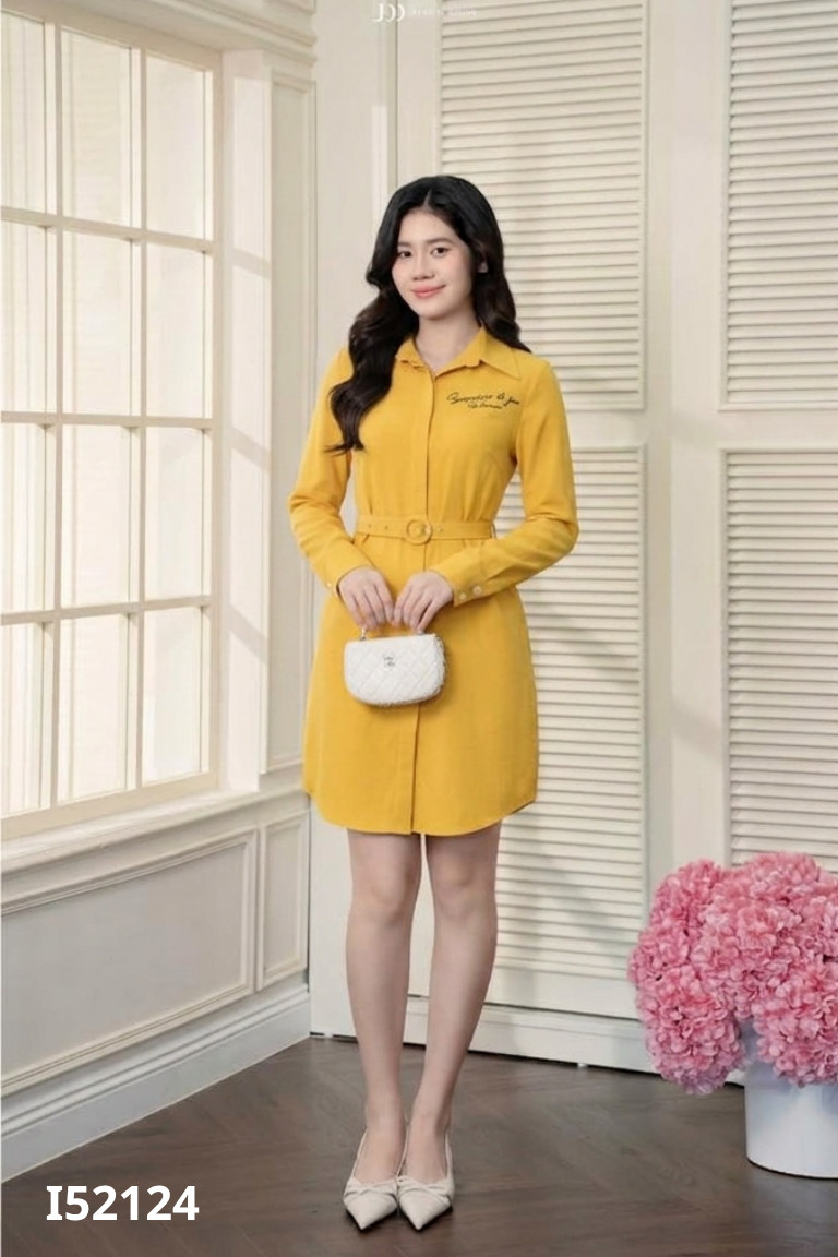 Váy vàng JM DESIGN thêu chữ kèm đai