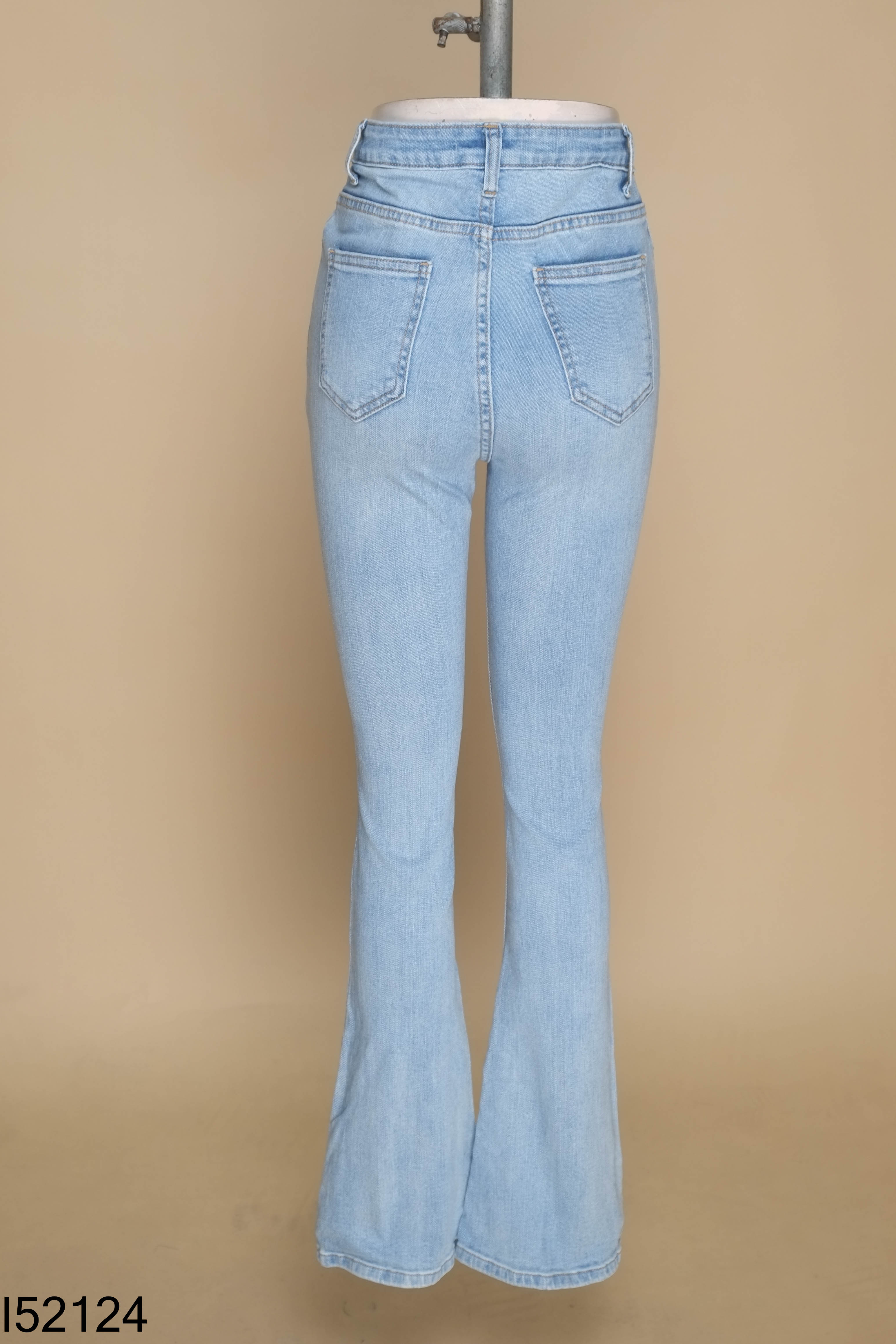 Quần jeans xanh dáng loe