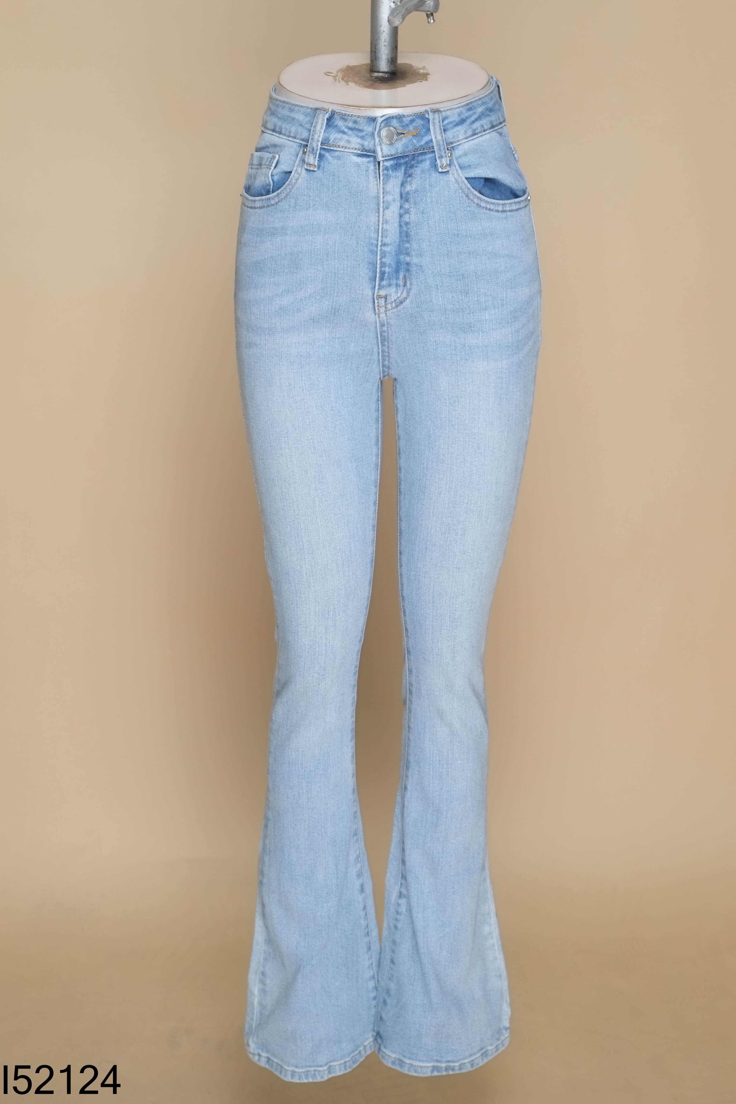 Quần jeans xanh dáng loe