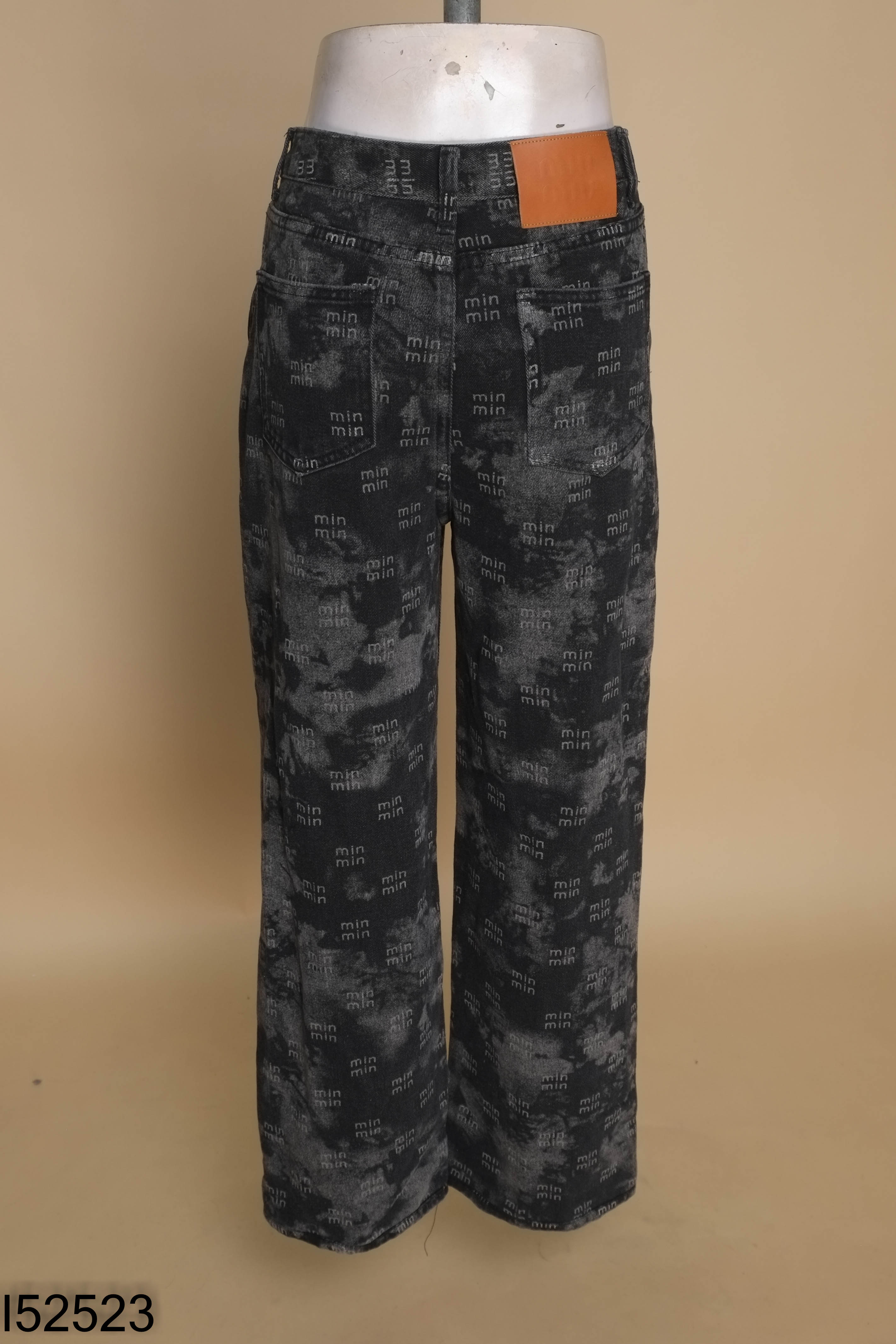 Quần jeans đen chữ