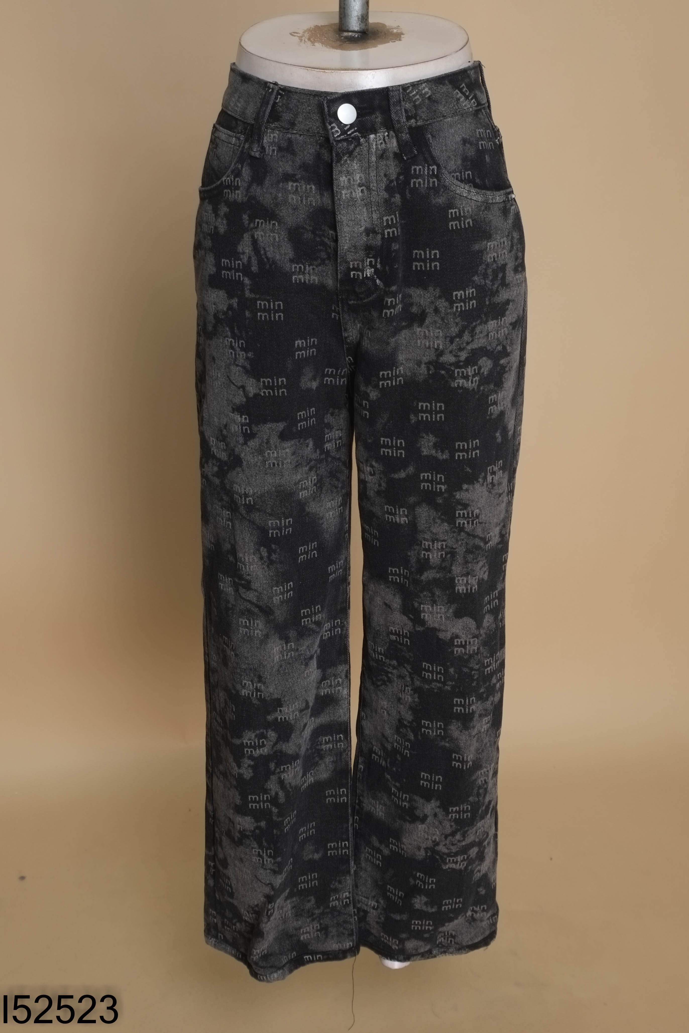 Quần jeans đen chữ