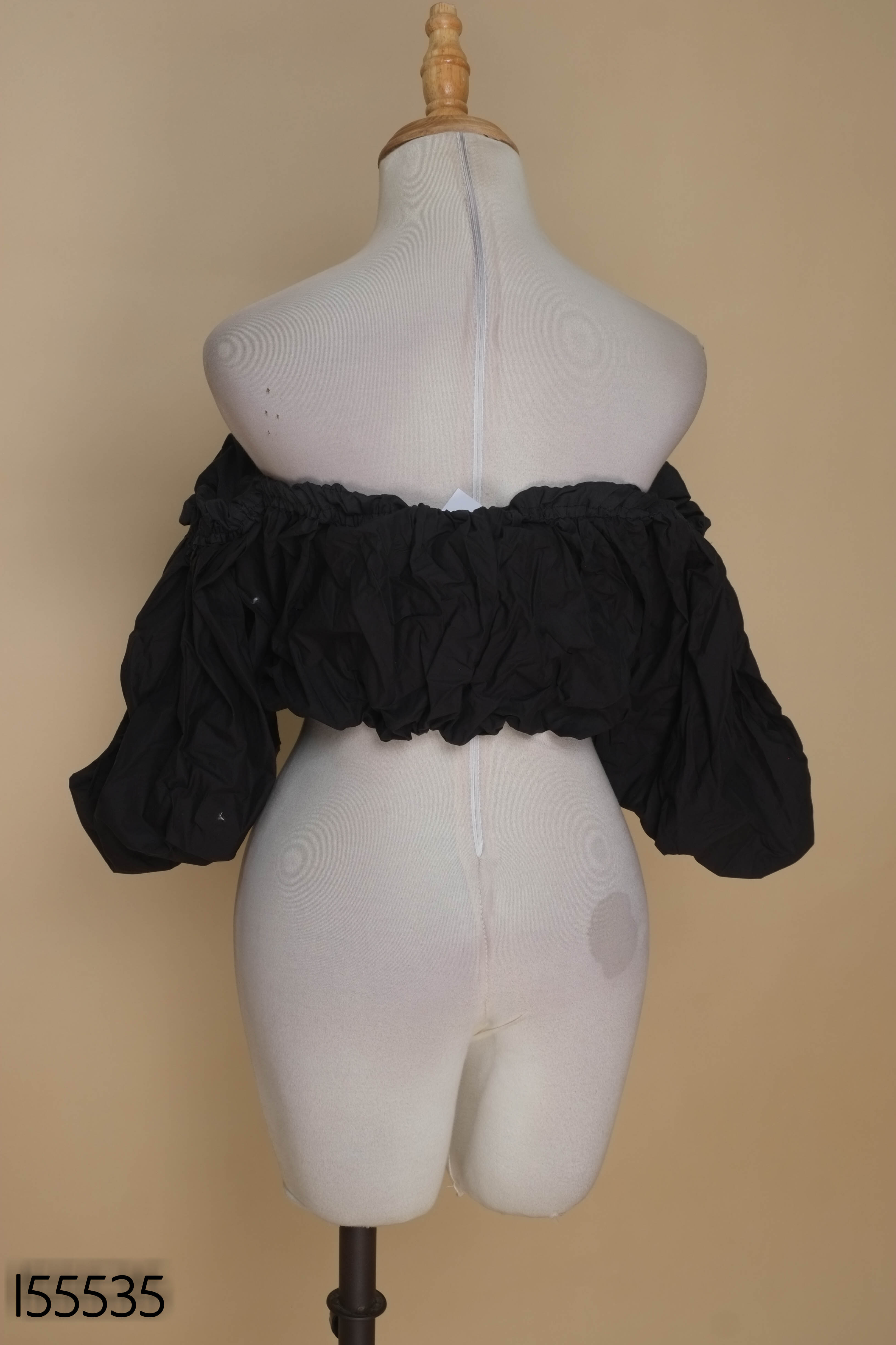 Áo đen croptop tay bồng trễ vai
