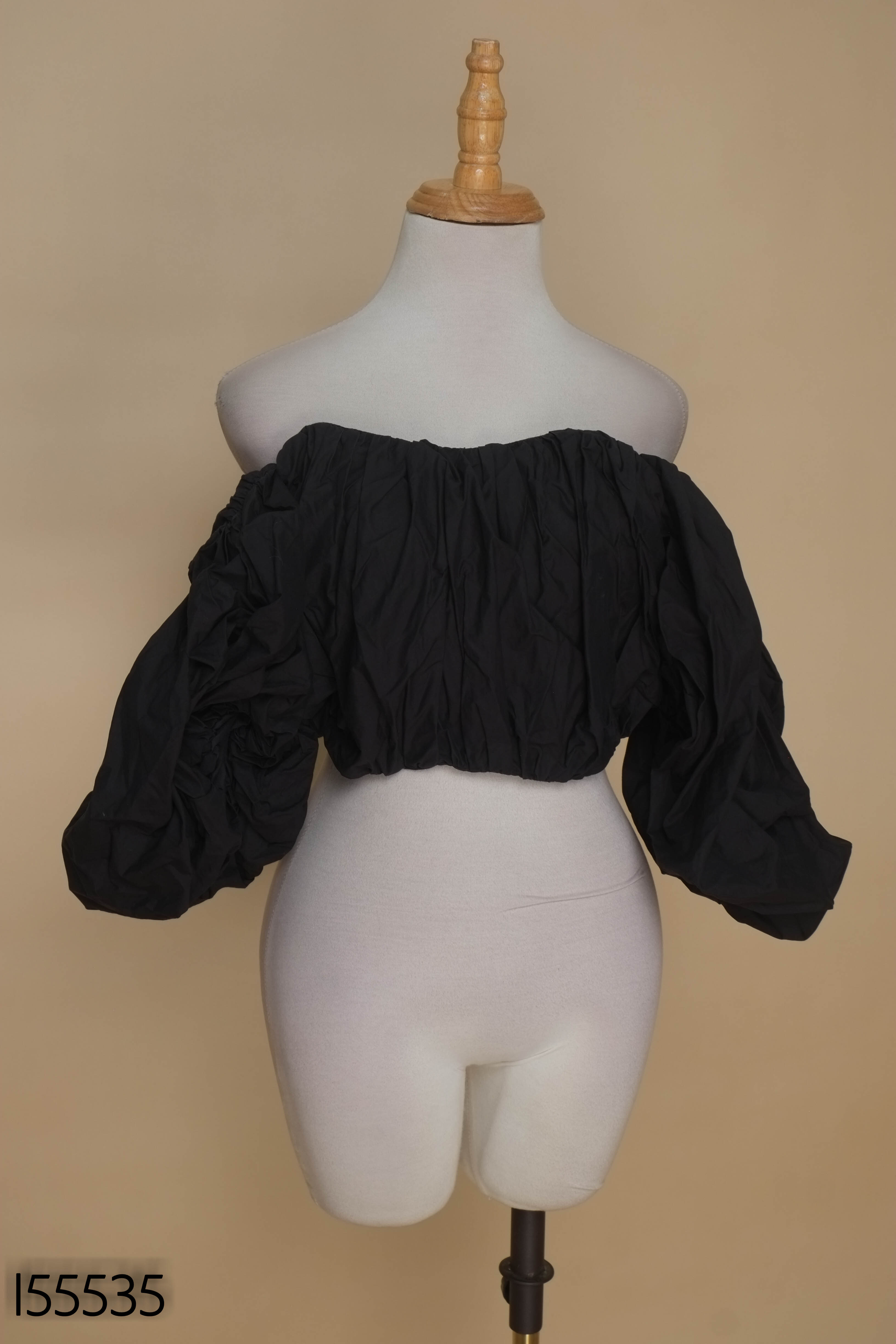 Áo đen croptop tay bồng trễ vai