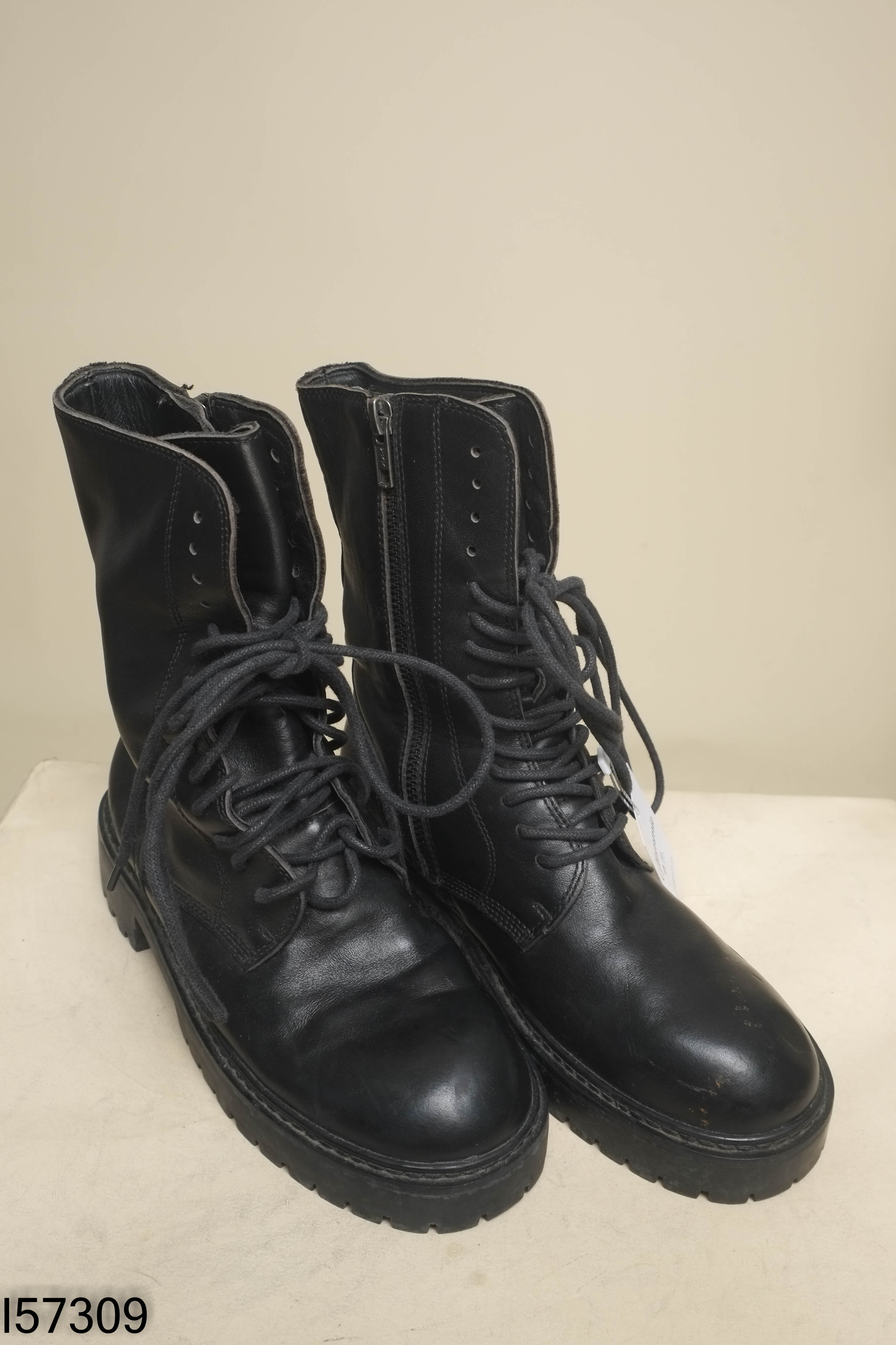 Boots đen đế cao buộc dây