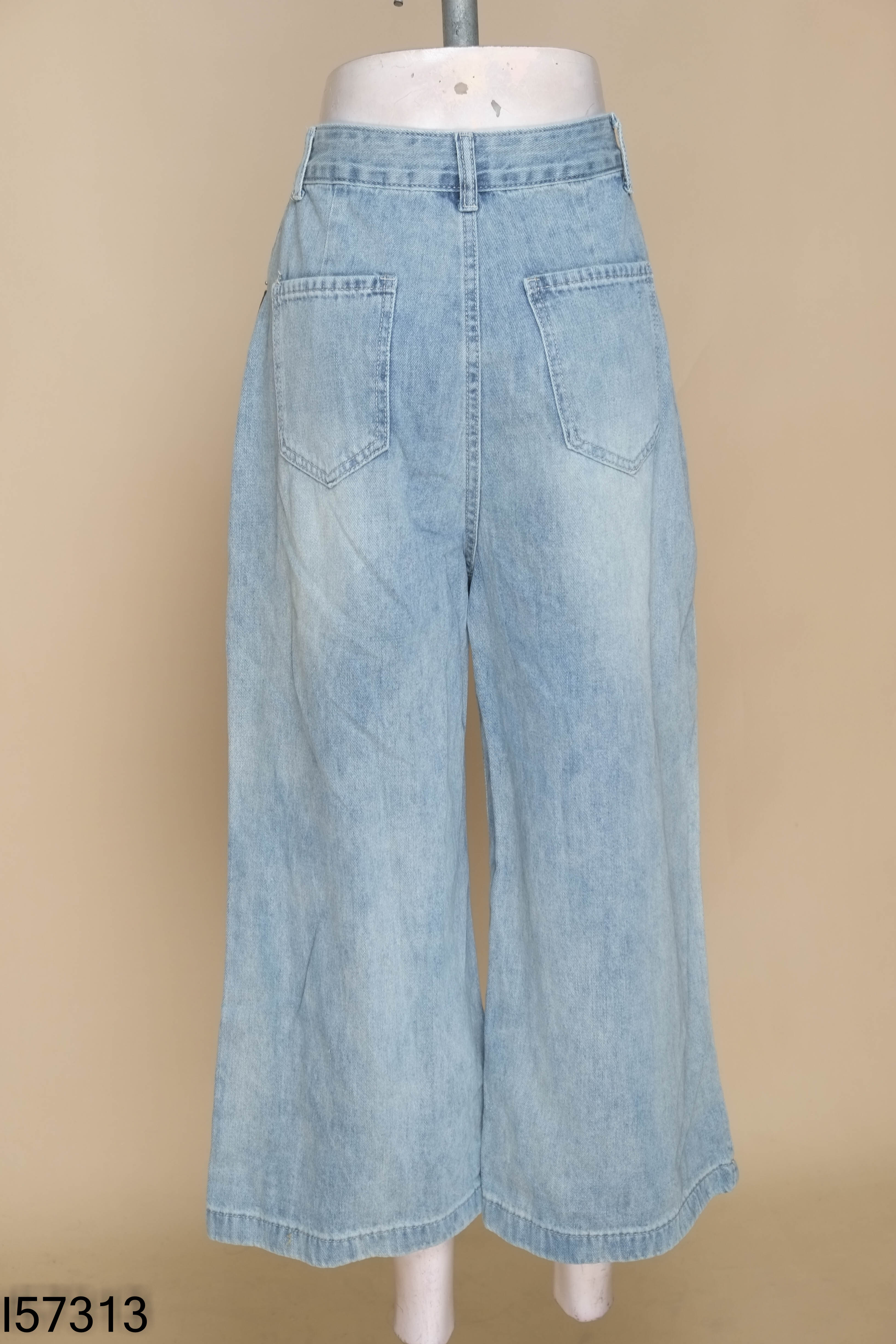 Quần jeans xanh nhạt