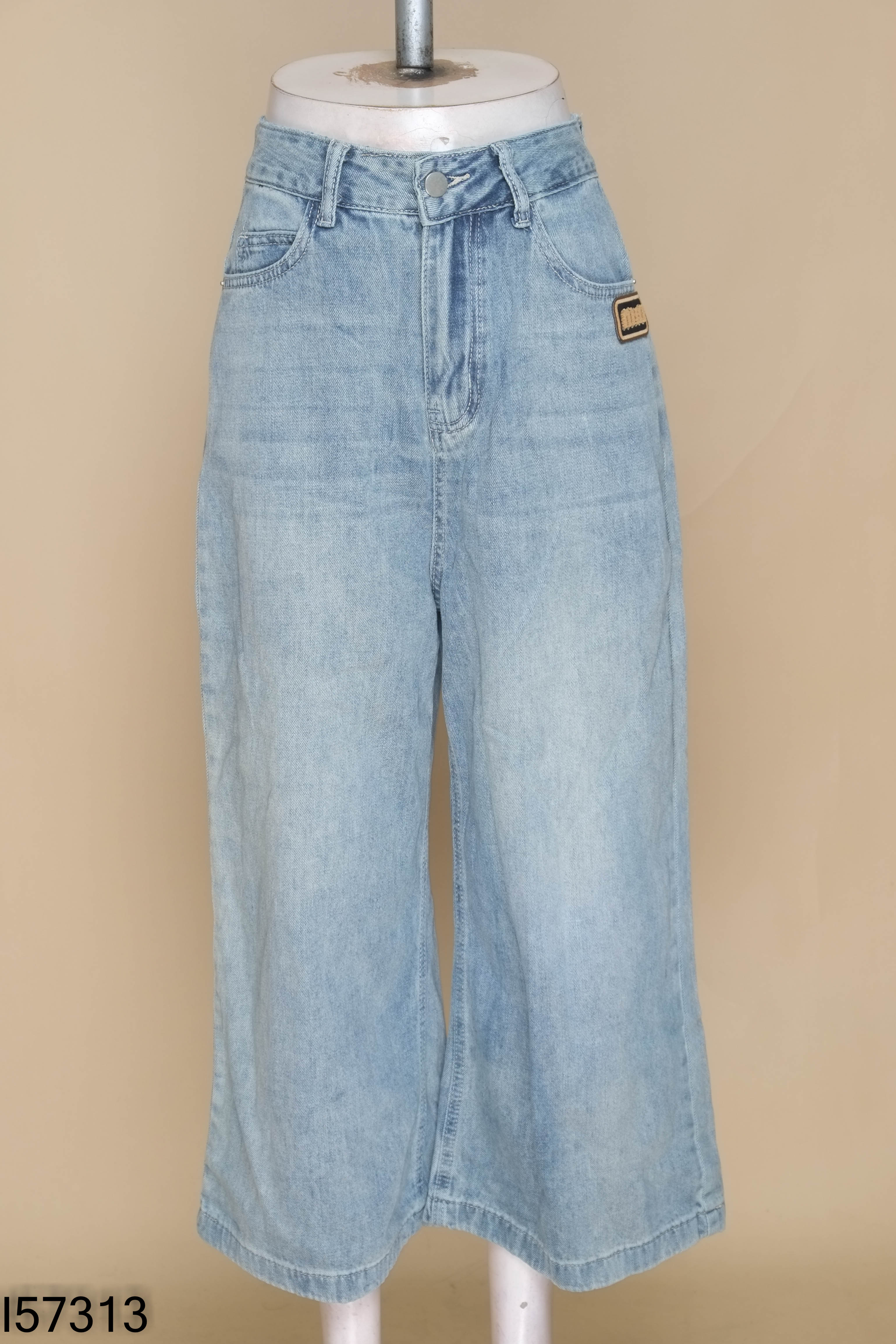 Quần jeans xanh nhạt